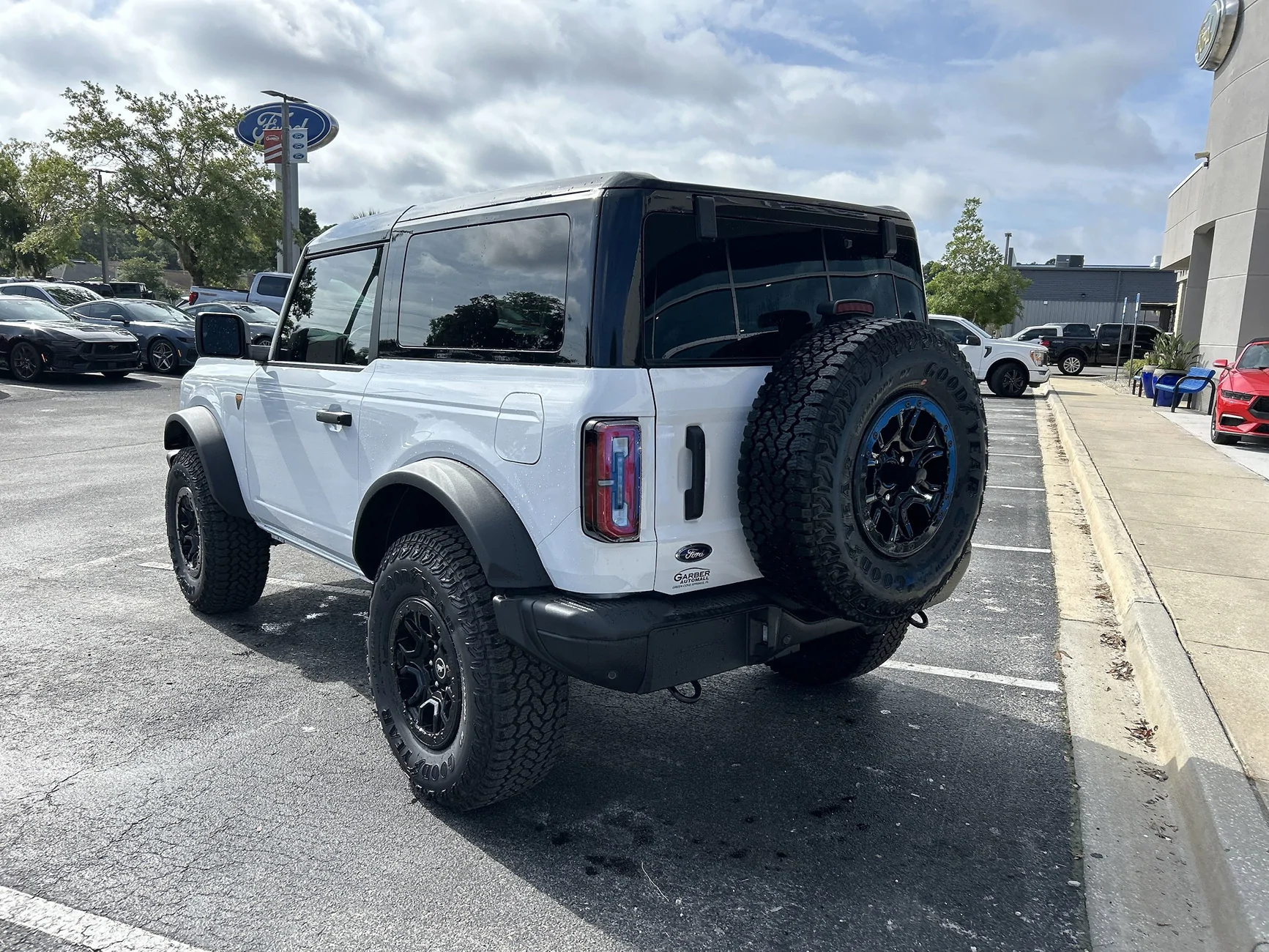 Ford Bronco Show those photos of 2 Doors with Painted Roof 5d534da0ffea752b8aff22b3905e9eeex