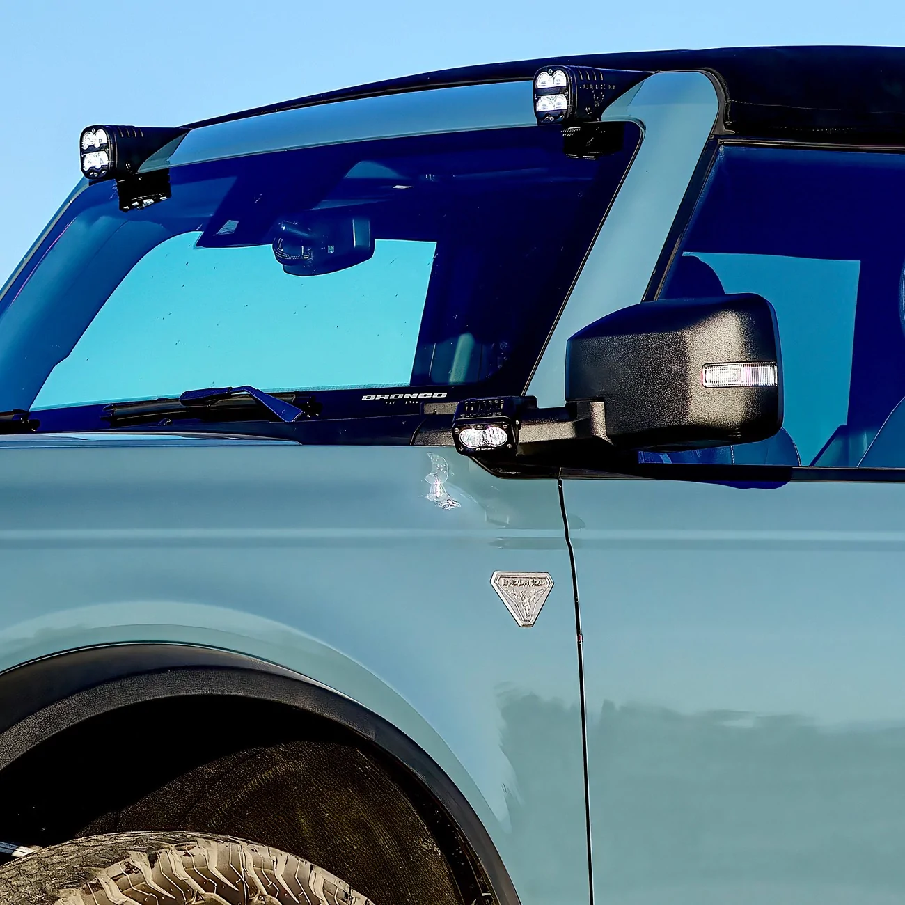 Ford Bronco What accessory goes between the antenna and side mirror FUK08272-denois