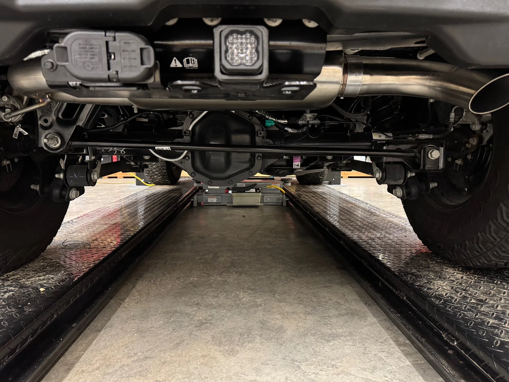 Ford Bronco Rear lighting upgrade, AUX lights and proper rear fog lights using OEM switch IMG_3519