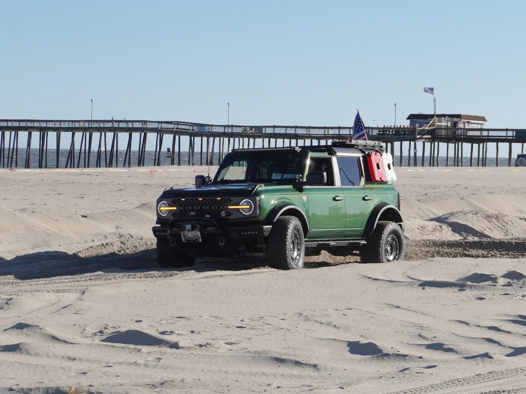Ford Bronco Merry Christmas Nomad_Beach