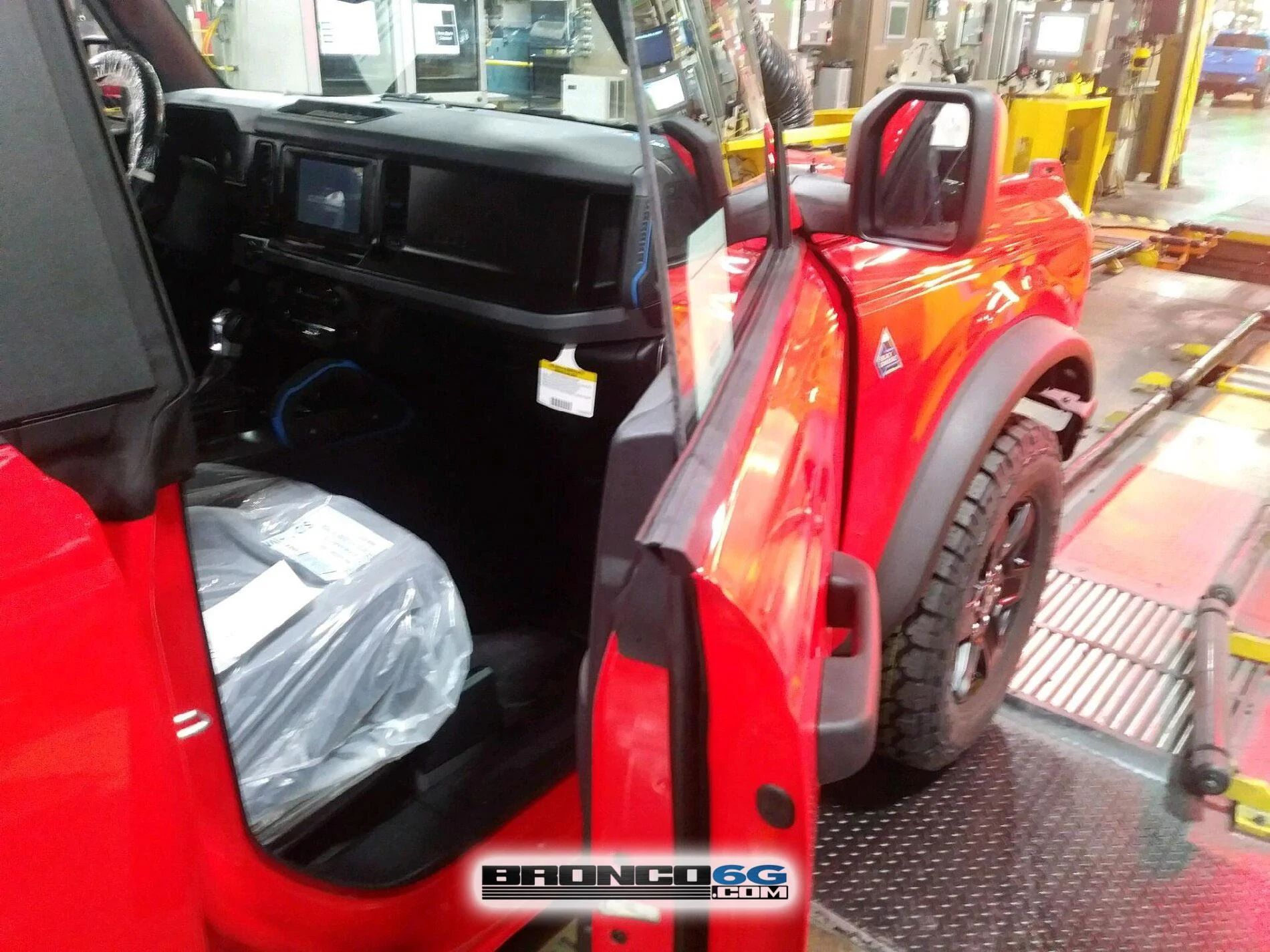 Bronco Race Red Black Diamond 4-Door 2.jpg