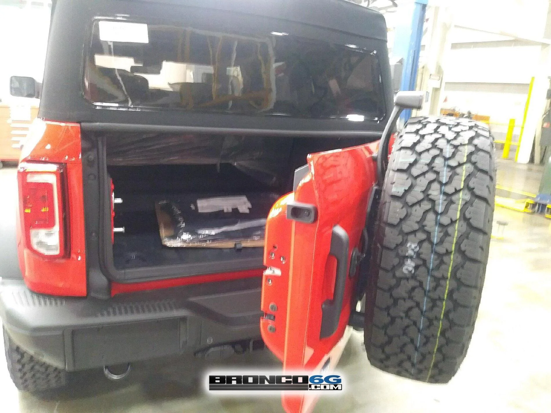 Bronco Race Red Black Diamond 4-Door 6.jpg