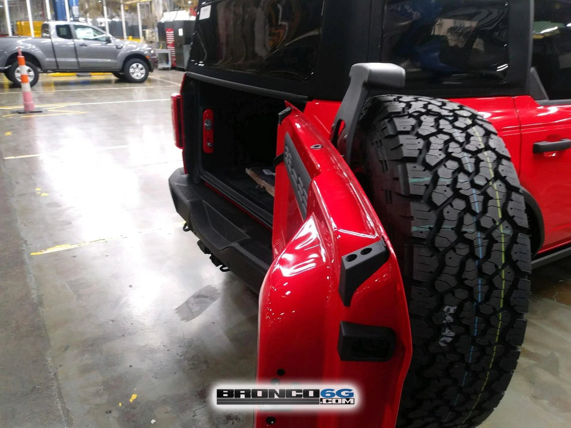 Bronco Race Red Black Diamond 4-Door 7.jpg