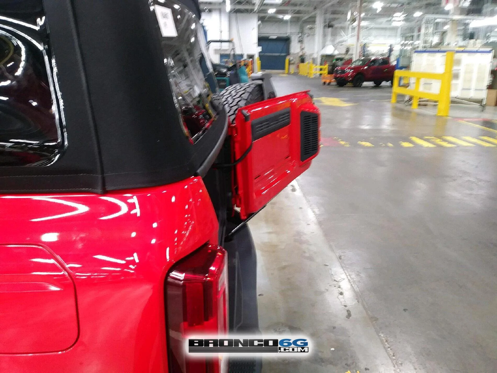 Bronco Race Red Black Diamond 4-Door 8.jpg
