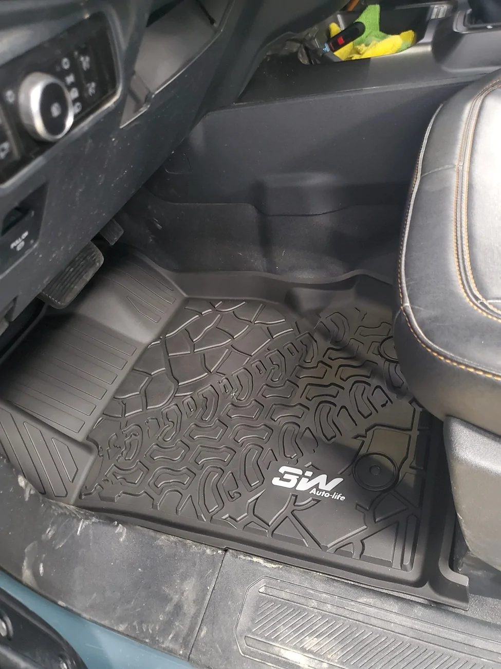 Ford Bronco Of floor mats and cleaning up after: 3W liner floor mats review 20260117_135837