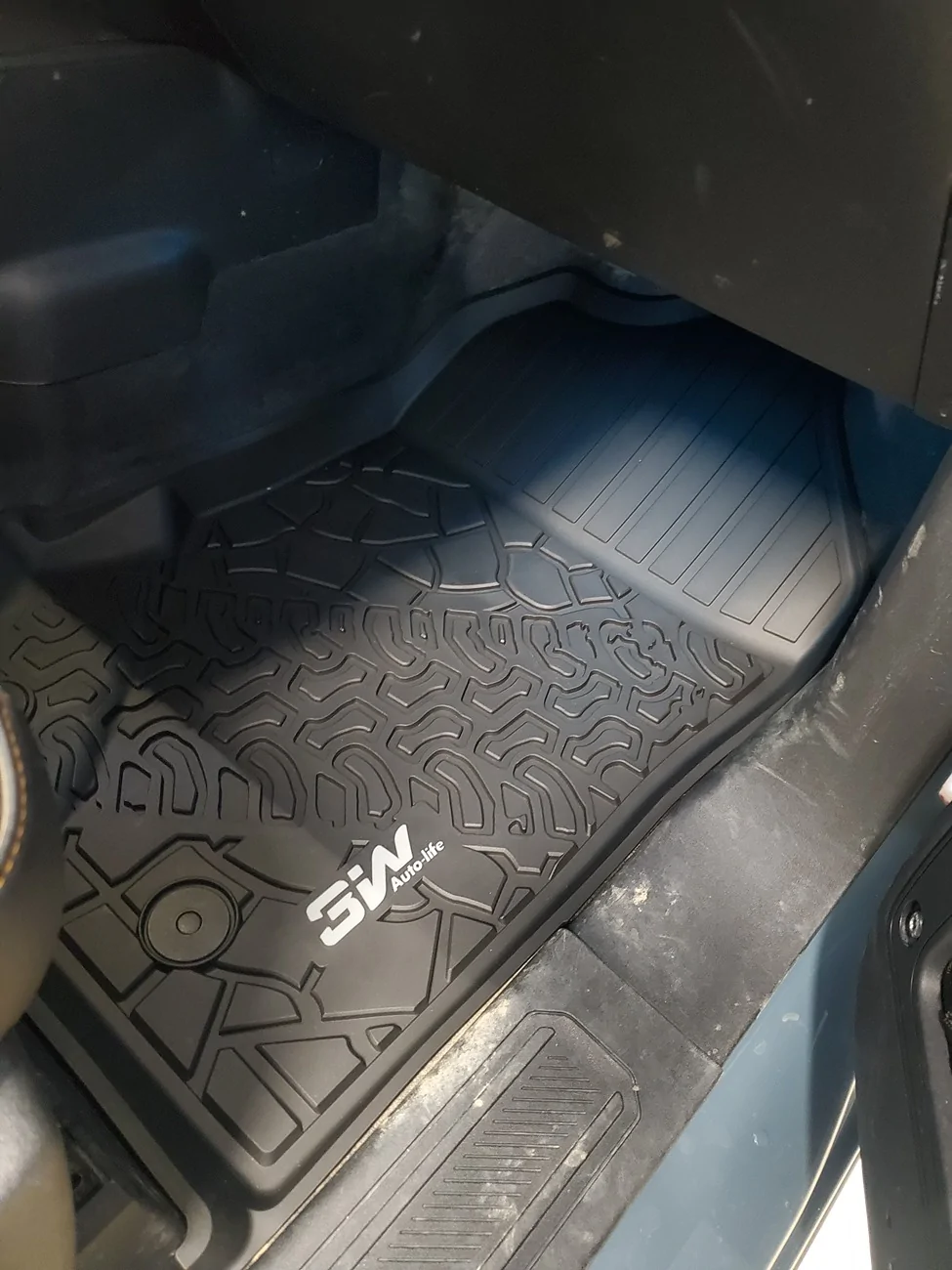 Ford Bronco Of floor mats and cleaning up after: 3W liner floor mats review 20260117_135920