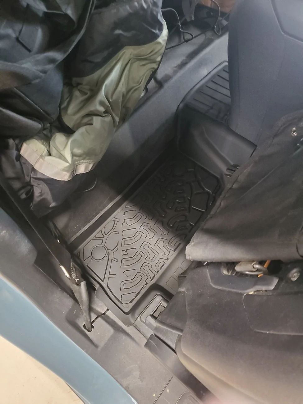 Ford Bronco Of floor mats and cleaning up after: 3W liner floor mats review 20260118_114920