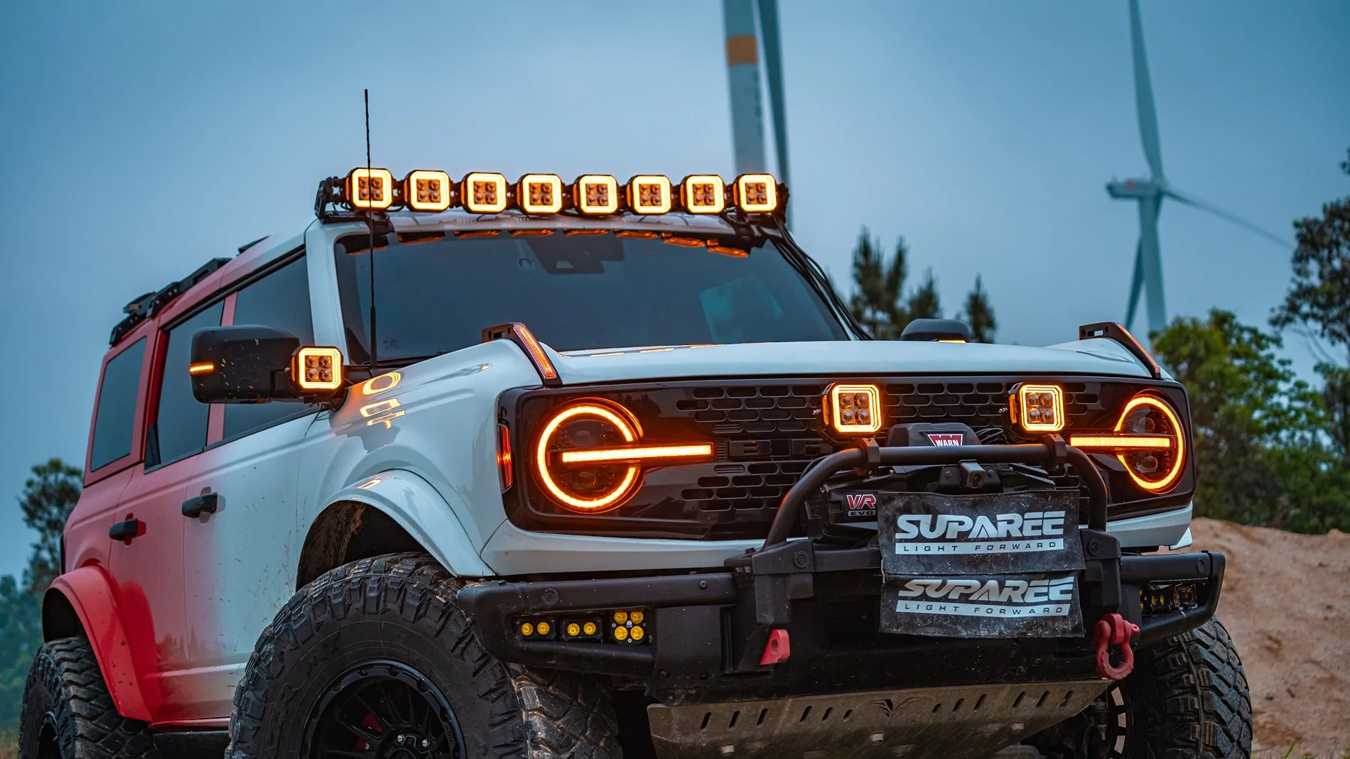 Ford Bronco Guess What Happens When SUPAREE Hyper 5 Lights x12 Mount on the Bronco? DSC07107