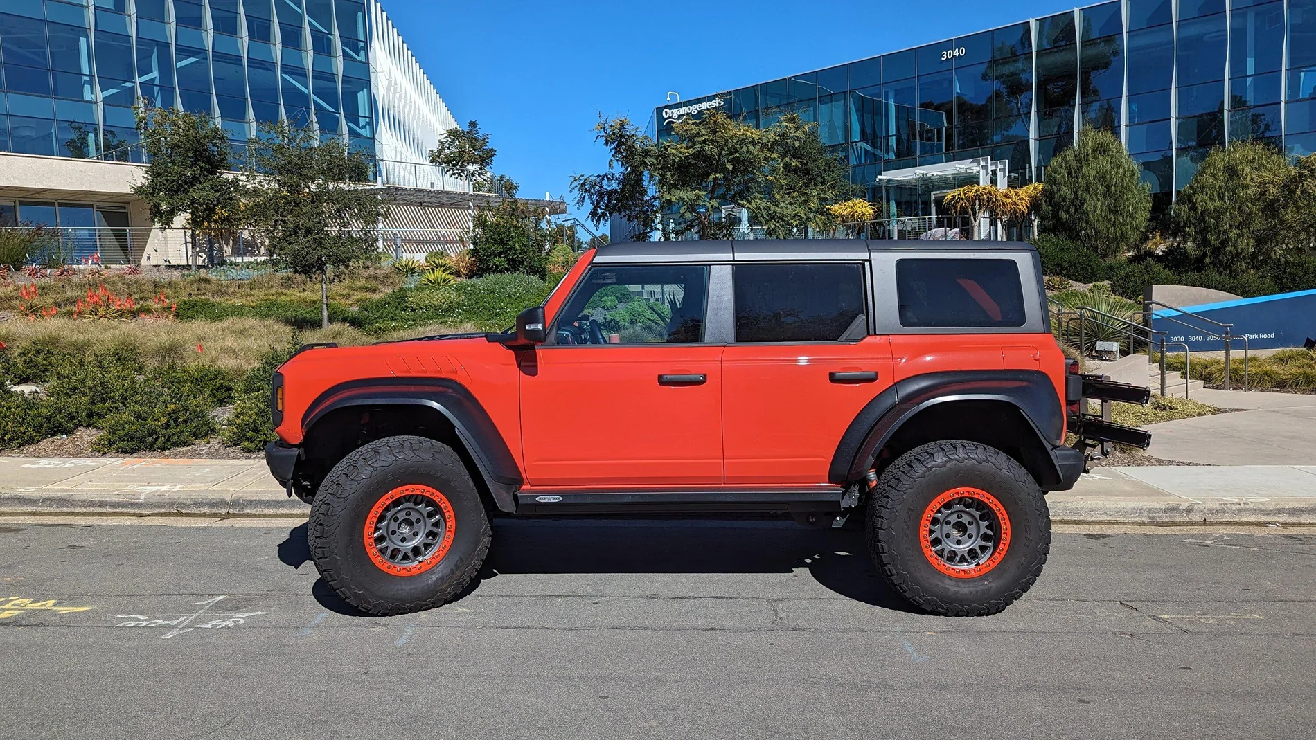 Ford Bronco Color Matched Beauty Rings on wheels - spray paint DIY 1768947943319-zx