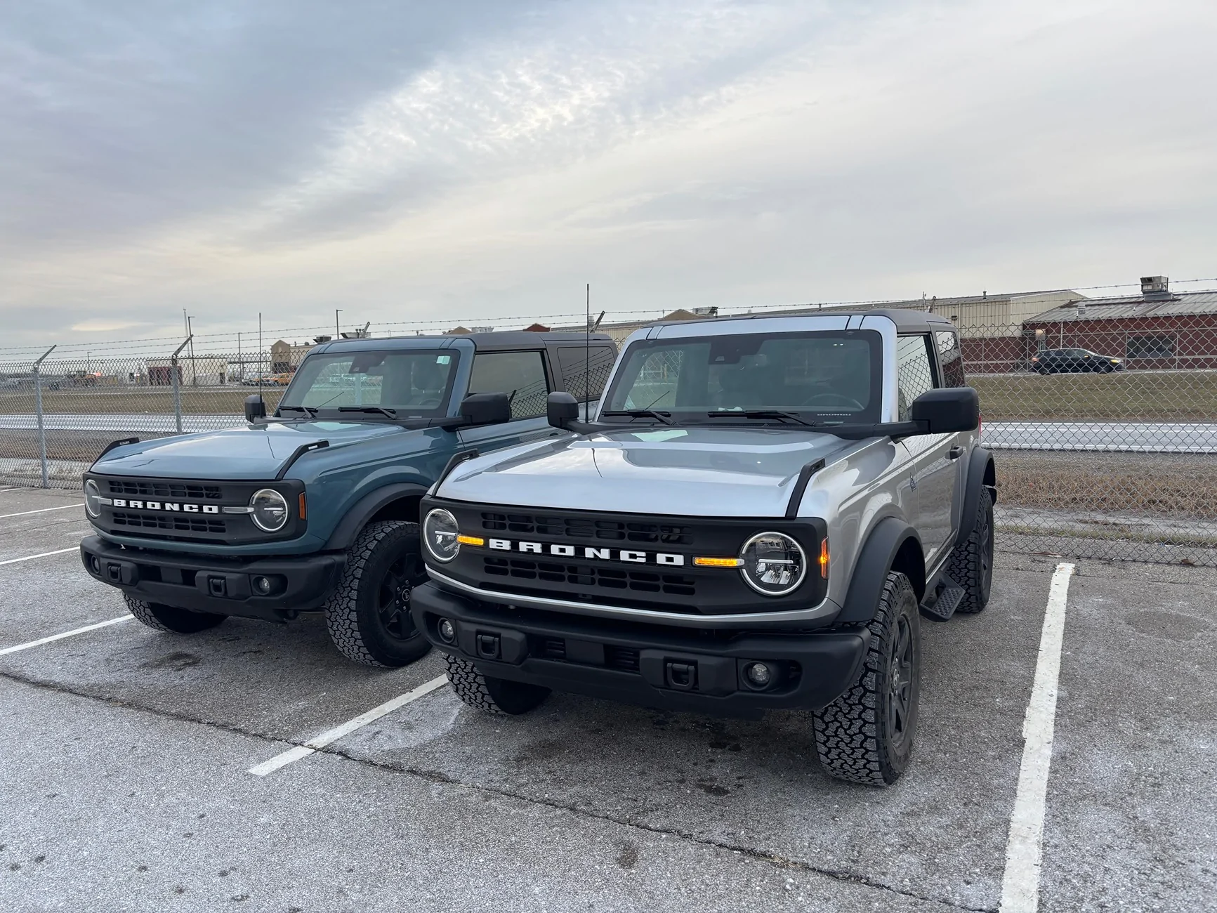Ford Bronco Pics of your 2dr next to other cool 2drs IMG_0744