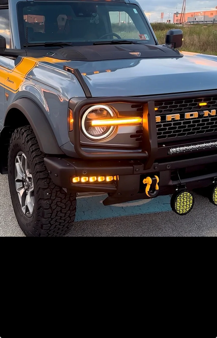 Ford Bronco Standard bumper fog light with amber DLR IMG_6248