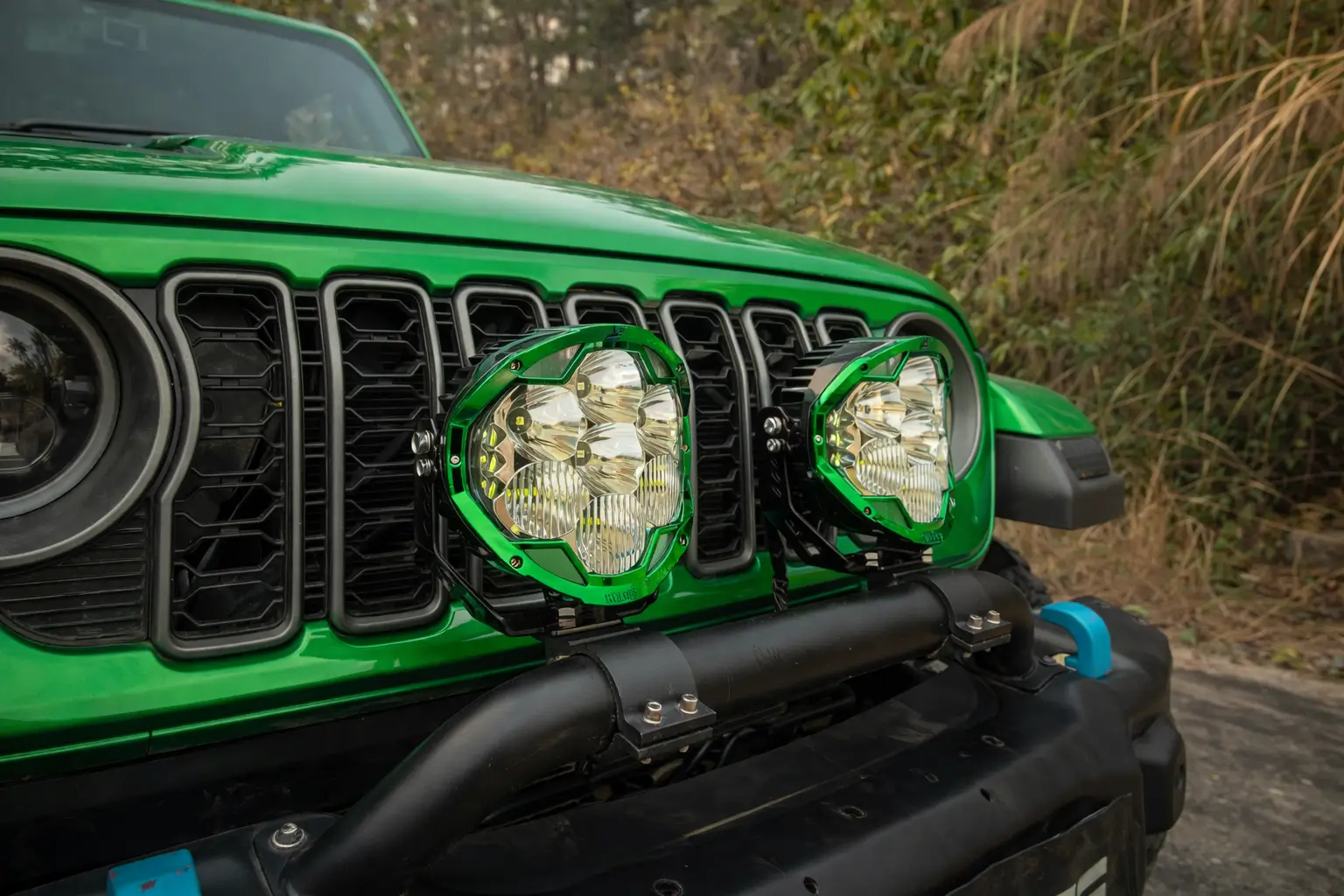 Ford Bronco DIY Your SUPAREE Helm 7 in Your Favorite Color gpt-image-1.5-high-fidelity_a_请参考第二张图片的角度构图方式，参考第一 (6)