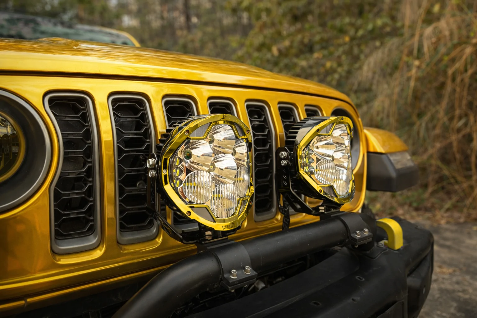Ford Bronco DIY Your SUPAREE Helm 7 in Your Favorite Color gpt-image-1.5-high-fidelity_a_请参考第二张图片的角度构图方式，参考第一 (1)(1)