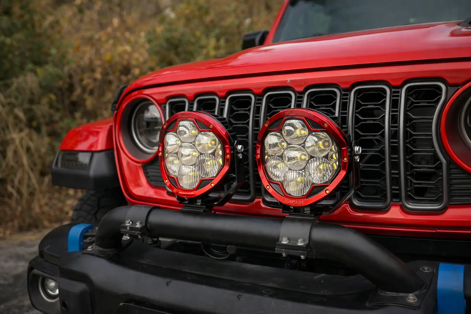 Ford Bronco DIY Your SUPAREE Helm 7 in Your Favorite Color gpt-image-1.5-high-fidelity_a_请参考第二张图片的角度构图方式，参考第一 (4)