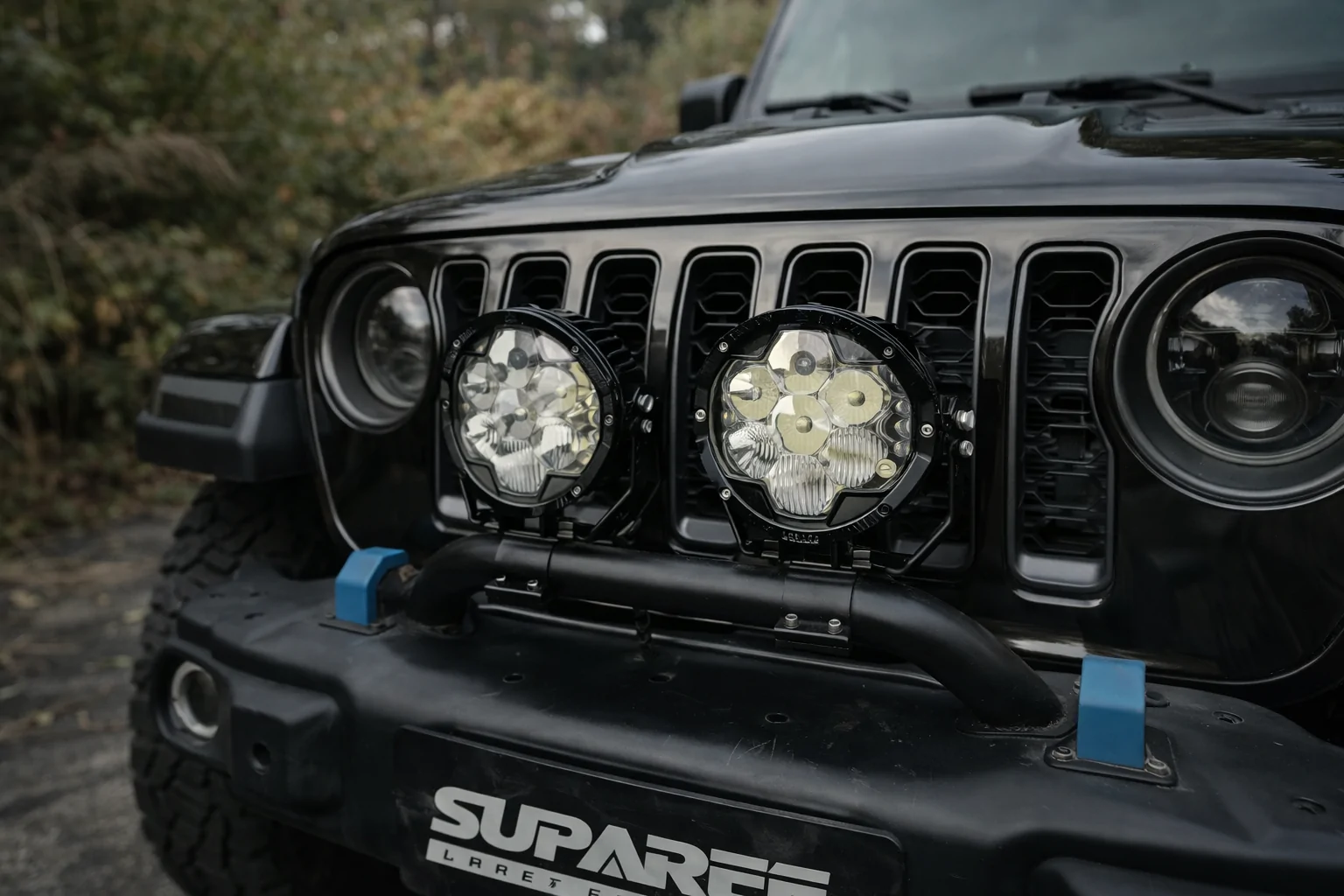 Ford Bronco DIY Your SUPAREE Helm 7 in Your Favorite Color gpt-image-1.5-high-fidelity_a_请参考第二张图片的角度构图方式，参考第一 (3)