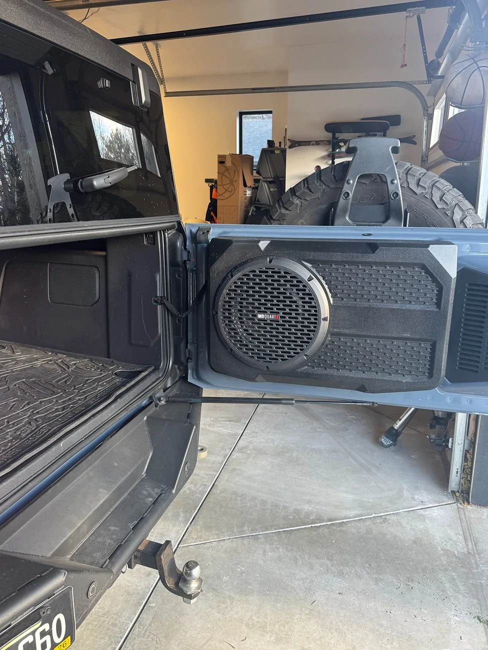 Ford Bronco MB Quart stage 6 with subwoofer IMG_3361