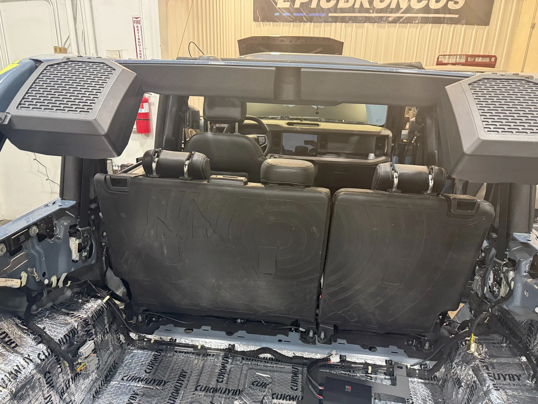 Ford Bronco MB Quart stage 6 with subwoofer IMG_1588