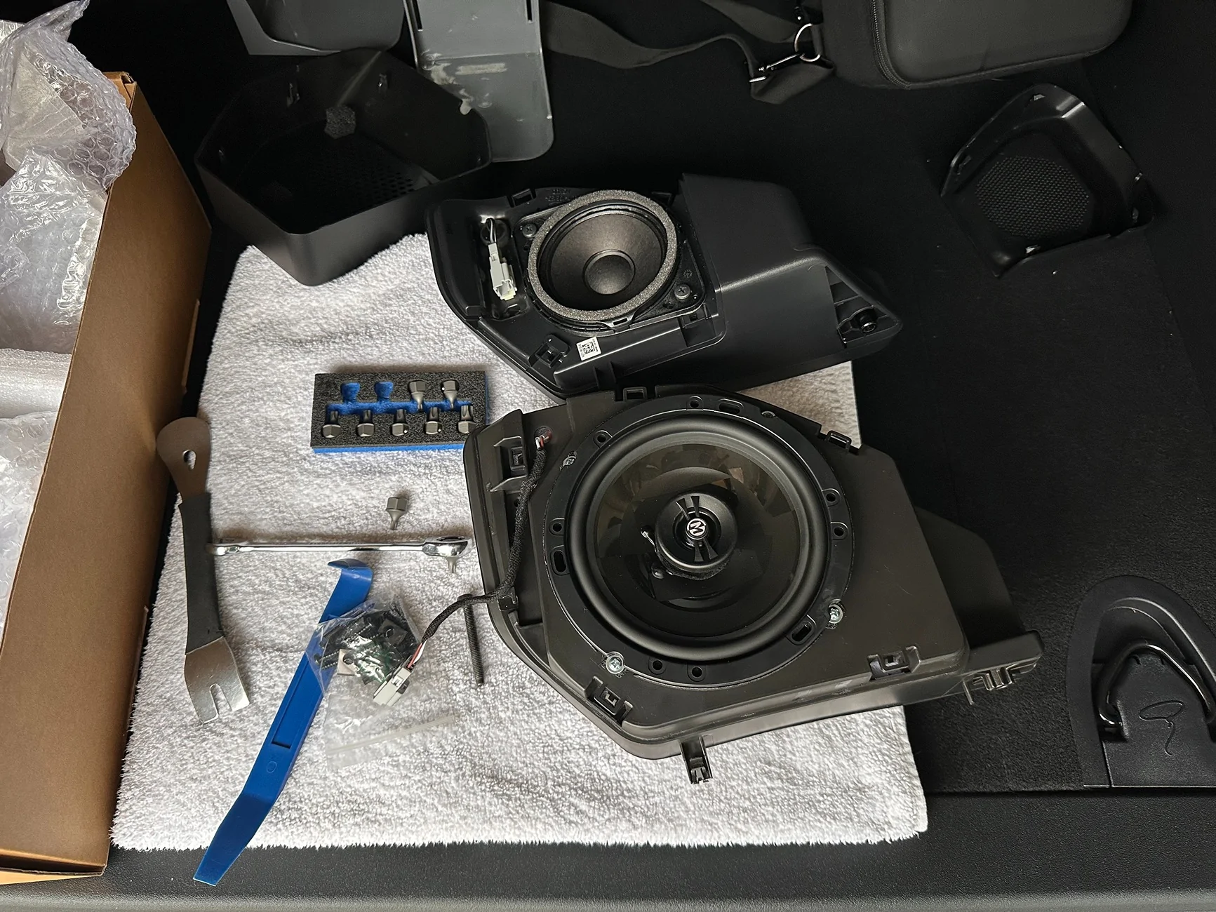 Ford Bronco Kicker replacement sub 6.75 IMG_5059