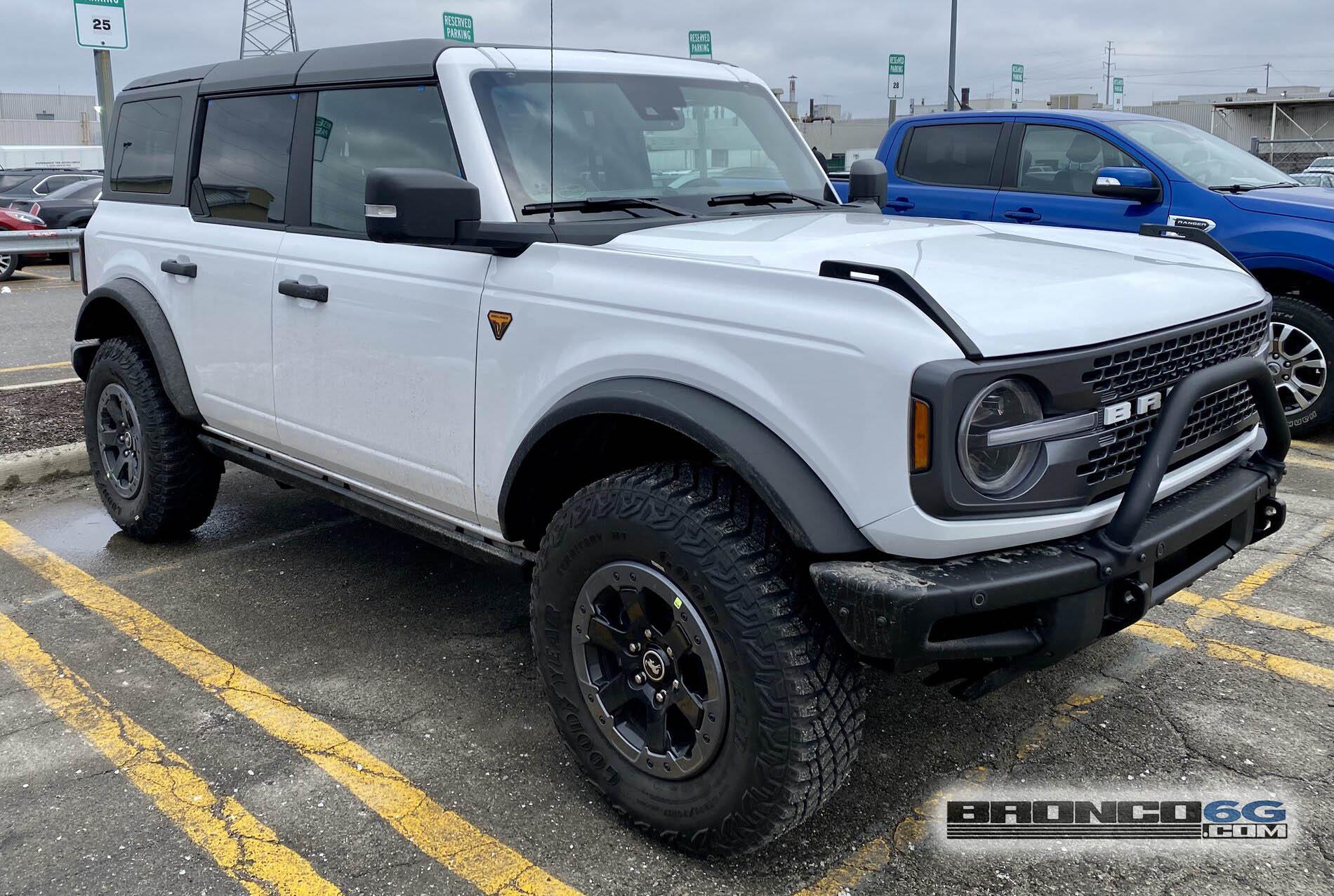 Ford Bronco 4-Door Oxford White Badlands (@ MAP) 4 Door 2021 Bronco Badlands Oxford White 3