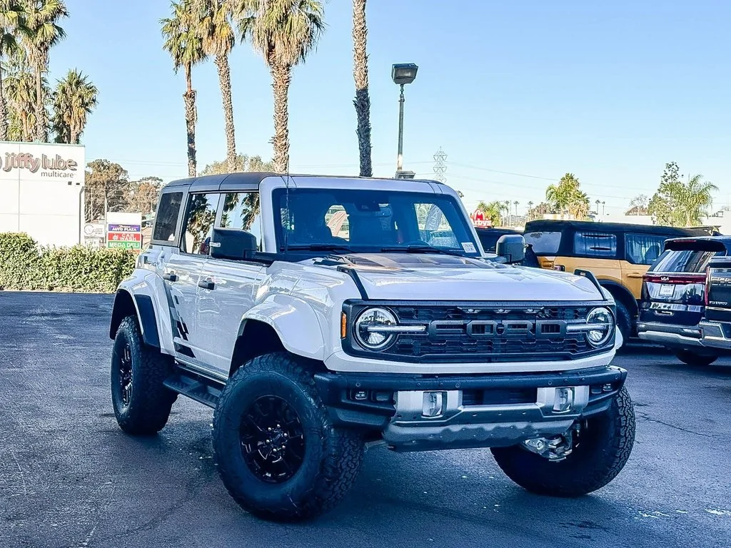 Ford Bronco OXFORD WHITE Bronco Club 8f986aaa8aa58484939a662ea6438115