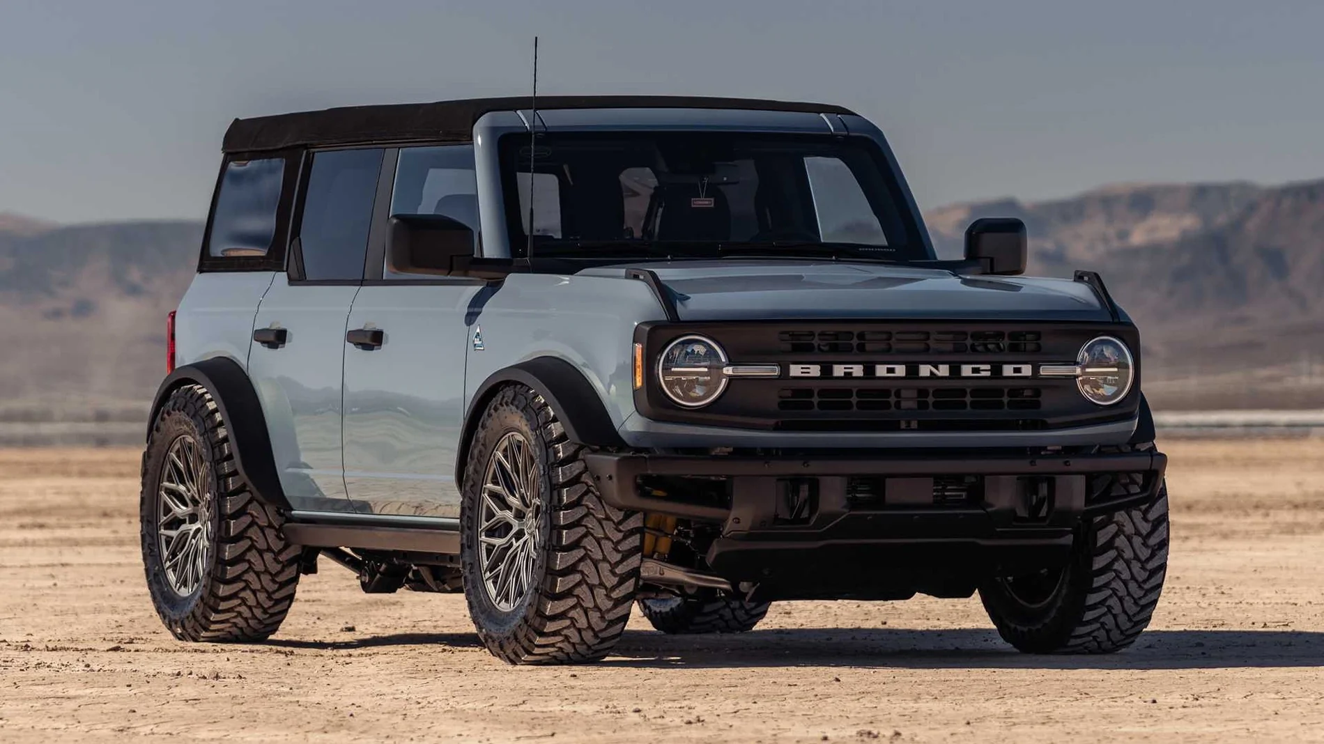 Ford Bronco Retro Street Vibe: Gloss Black & Chrome. Yay or Nay? IMG_3101