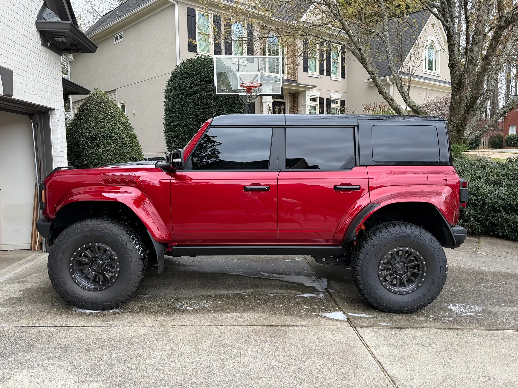 Ford Bronco 2026 Bronco (BAP) Black Appearance Package on Avalanche and Ruby Red colors IMG_1292