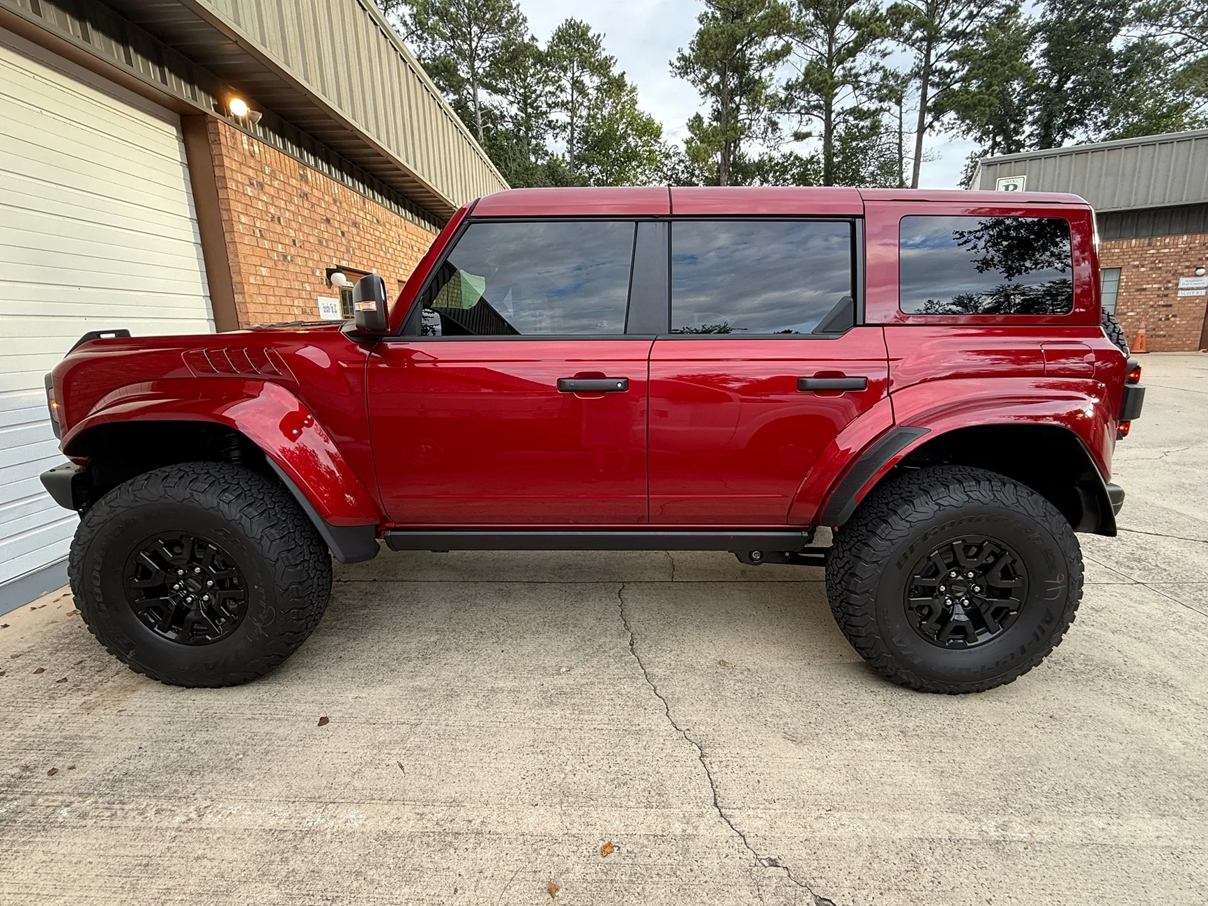 Ford Bronco 2026 Bronco (BAP) Black Appearance Package on Avalanche and Ruby Red colors IMG_2185