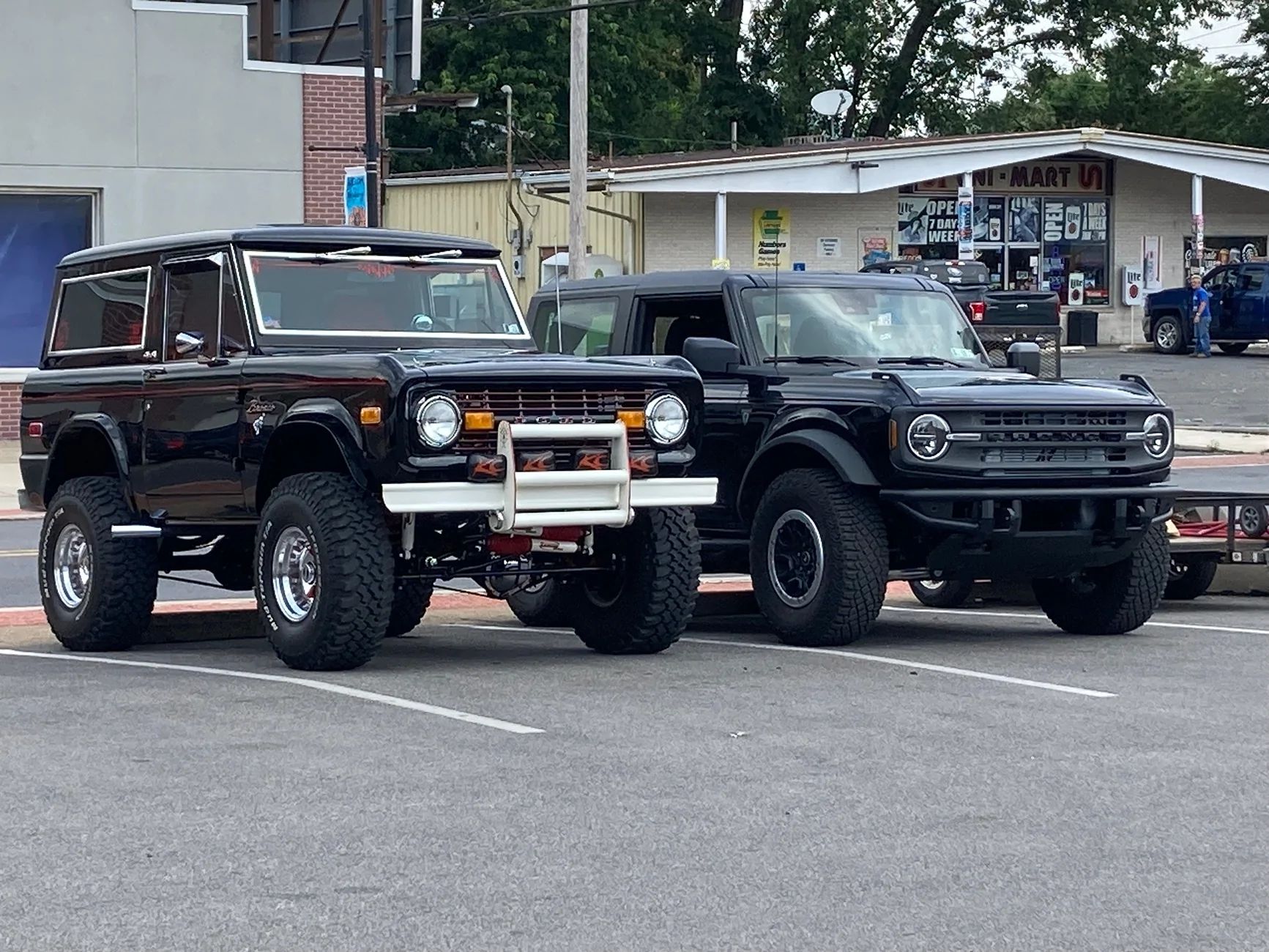 Ford Bronco No V-6 Two Doors?? IMG_1106