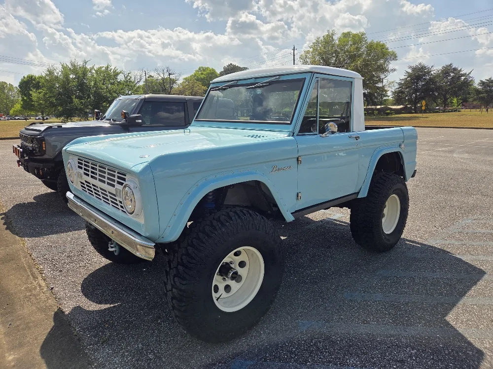 Ford Bronco Pics of your 2dr next to other cool 2drs Mike Left Sid