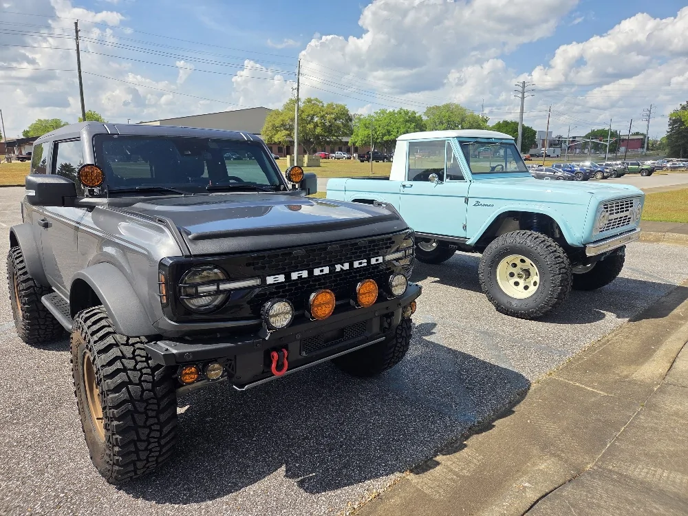 Ford Bronco Pics of your 2dr next to other cool 2drs Twin