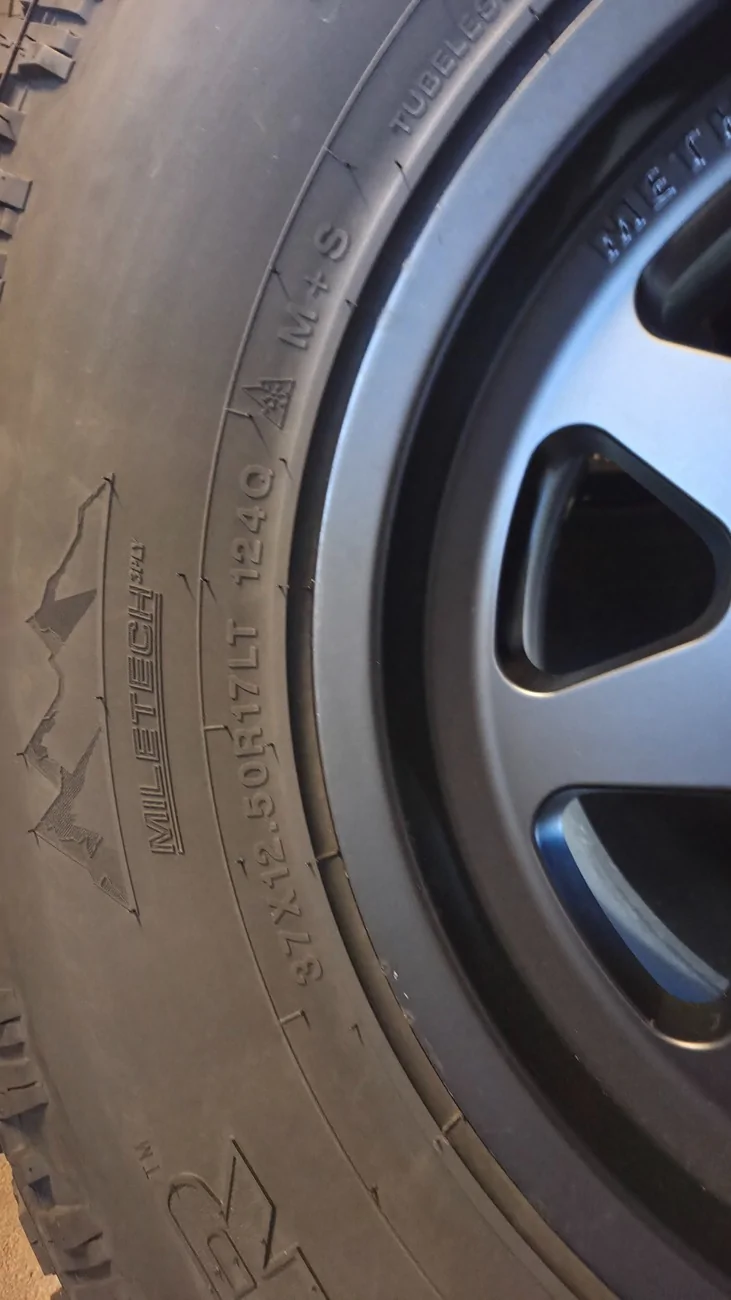 Ford Bronco Method 701s-37x12.5r17 20260408_164709