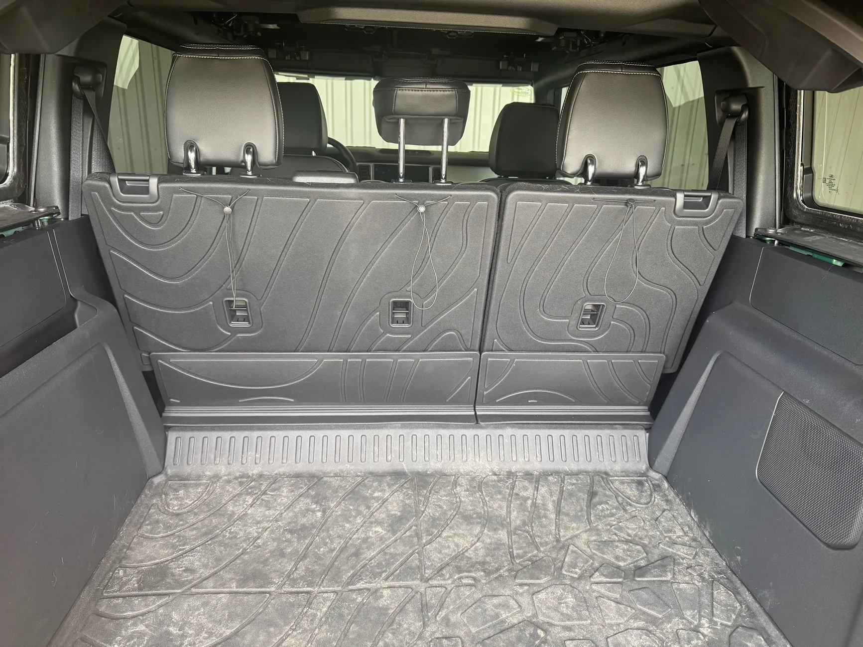 Ford Bronco Seat covers for 4 door that accommodate the rubber/toe seat back protectors? IMG_5015