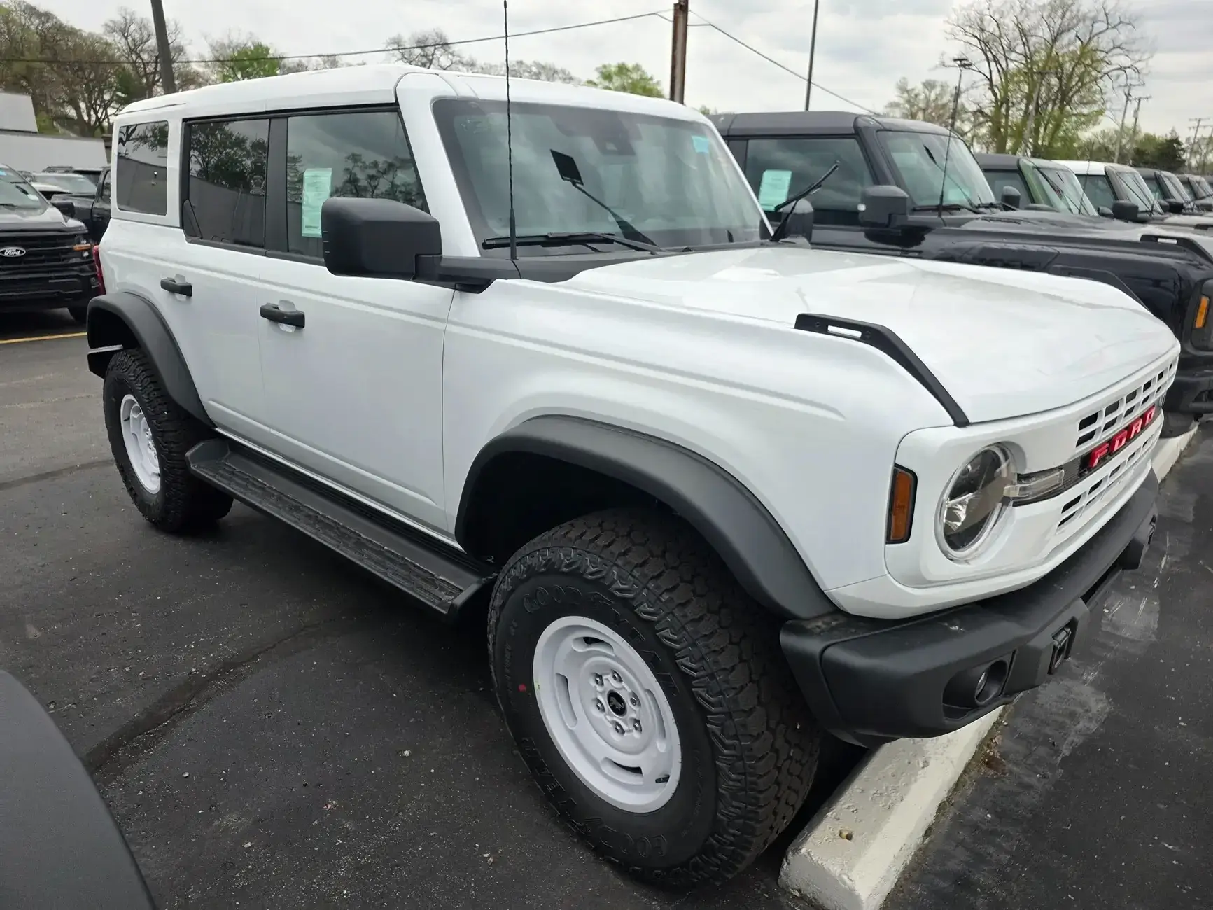 Ford Bronco Orange Fury discontinued as of 2026 Job 2 production, but Oxford White Heritage Edition w/o Decals Being Added 1777659897450-wt