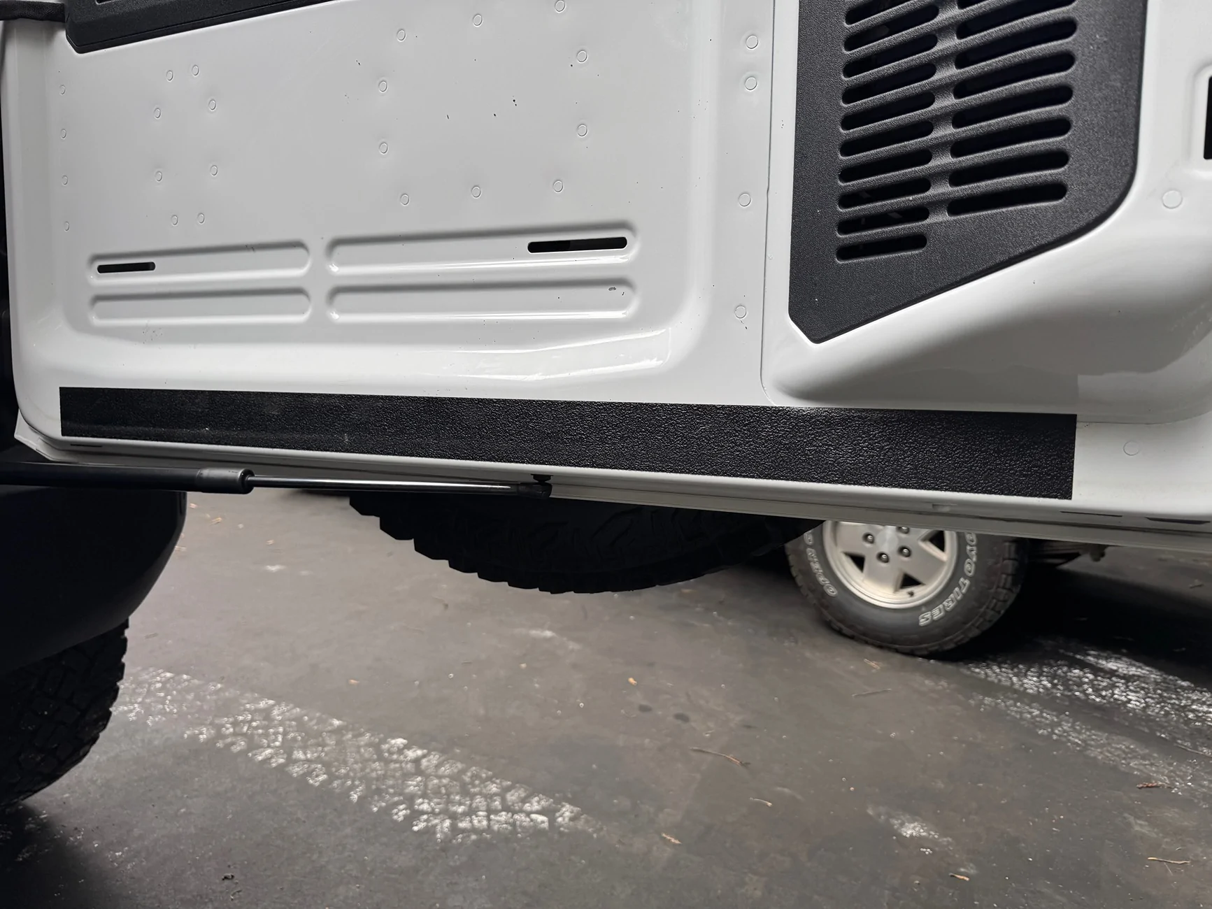 Ford Bronco Excessive paint wear on tailgate IMG_3071