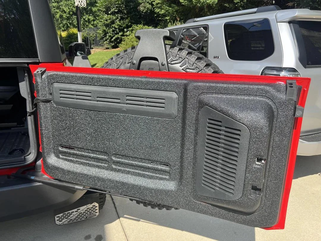 Ford Bronco Is there an inner tailgate protector/bumper/cover outhere? scratched-my-bronco-rear-tailgate-how-do-you-protect-yours-v0-53b3xy8jj5zf1.jpeg