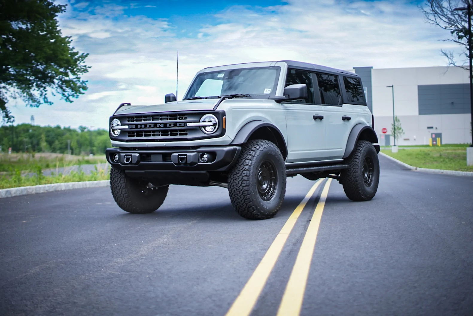 Ford Bronco 37” tires + Eibach Pro Coilovers + 0 offset NOMAD Avro wheels installed DSC02871