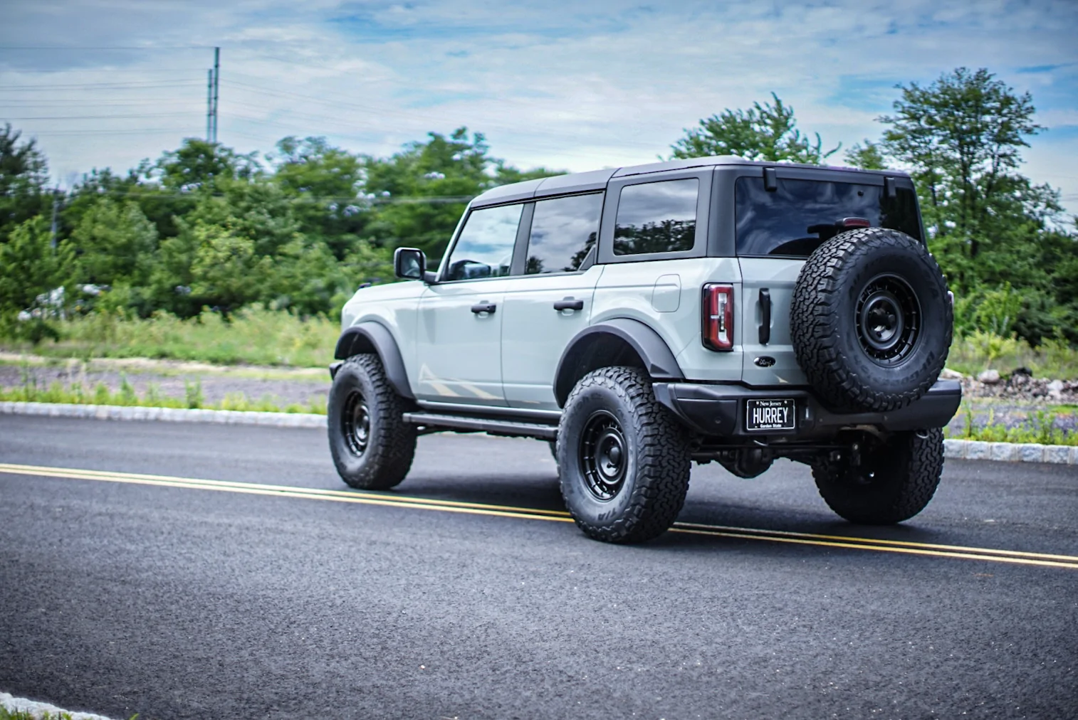 Ford Bronco 37” tires + Eibach Pro Coilovers + 0 offset NOMAD Avro wheels installed DSC02883
