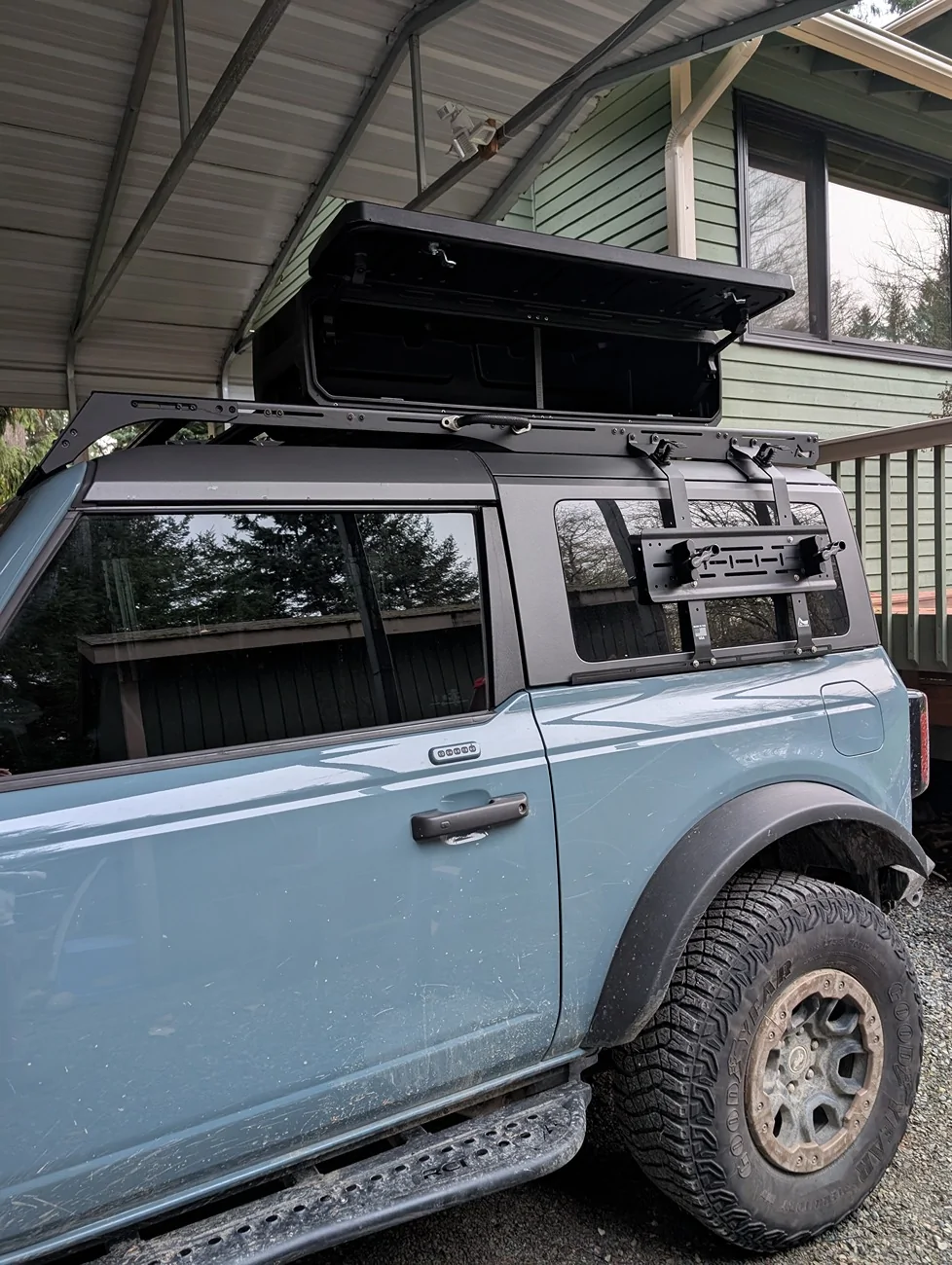 Ford Bronco Trailrax half rack + roam 95L rugged case  - does it fit? PXL_20251201_232645672