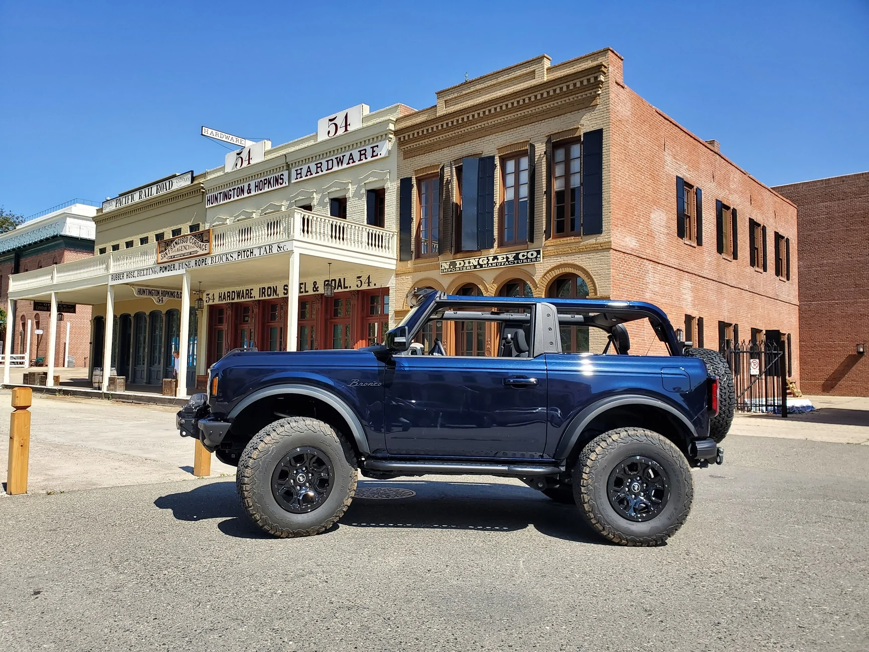 Ford Bronco ANTIMATTER BLUE Bronco Club 20220423_105256