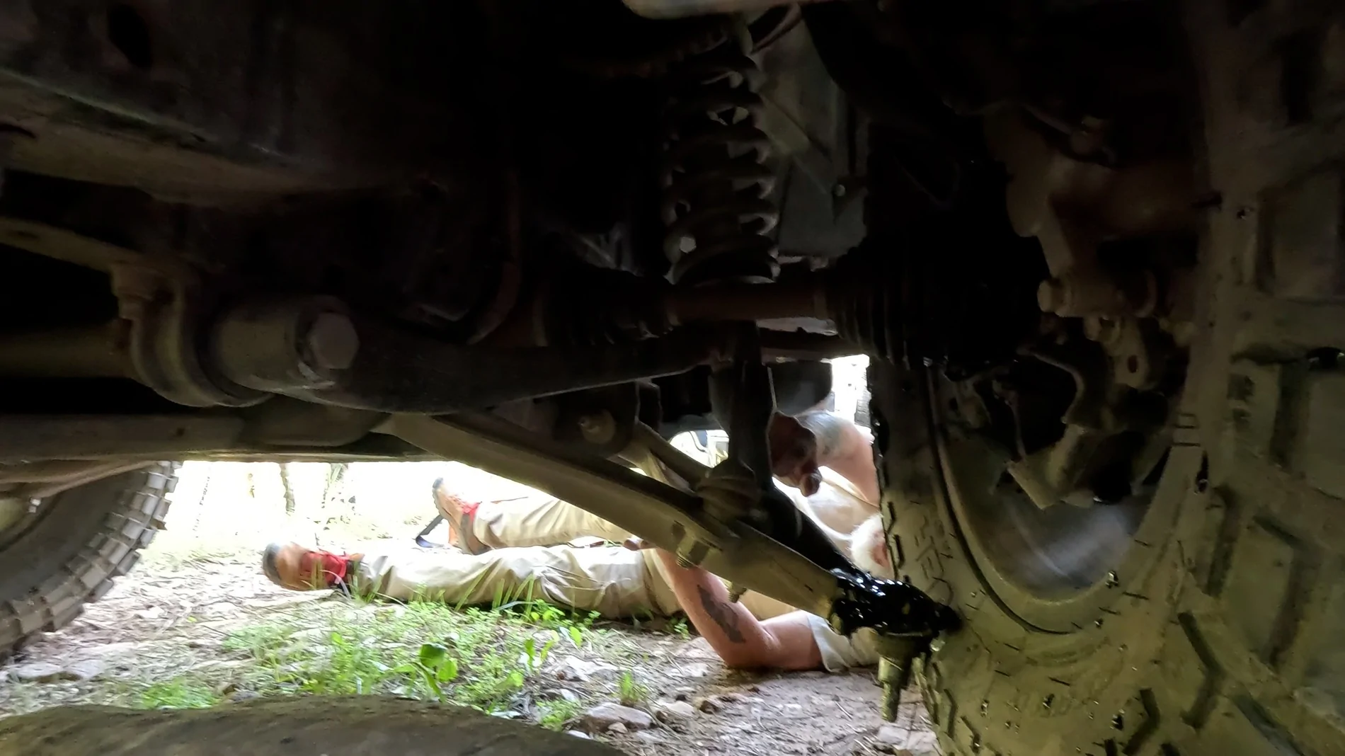 Ford Bronco Lower ball joint nuts missing or fell off?? main video.00_16_14_06.Still003