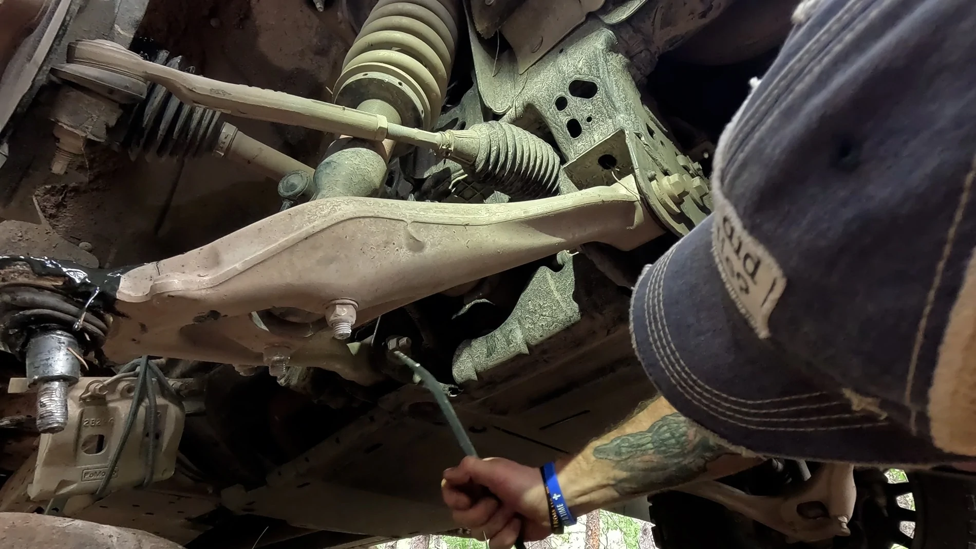Ford Bronco Lower ball joint nuts missing or fell off?? main video.00_21_04_08.Still005
