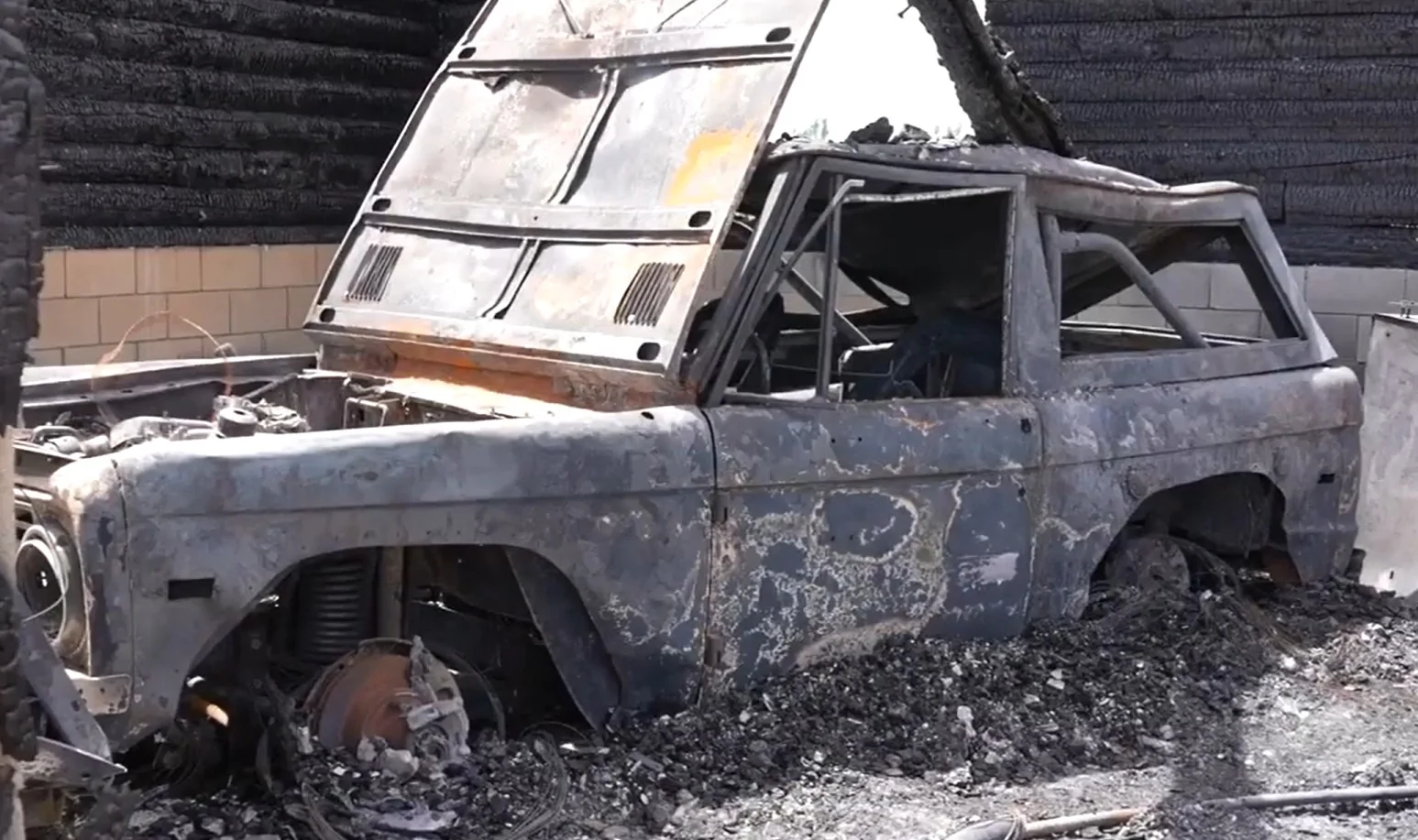 Ford Bronco Bronco Blaze Destroys Garage with Restored 1970 EB and 2024 Raptor Screenshot 2026-06-15 194524