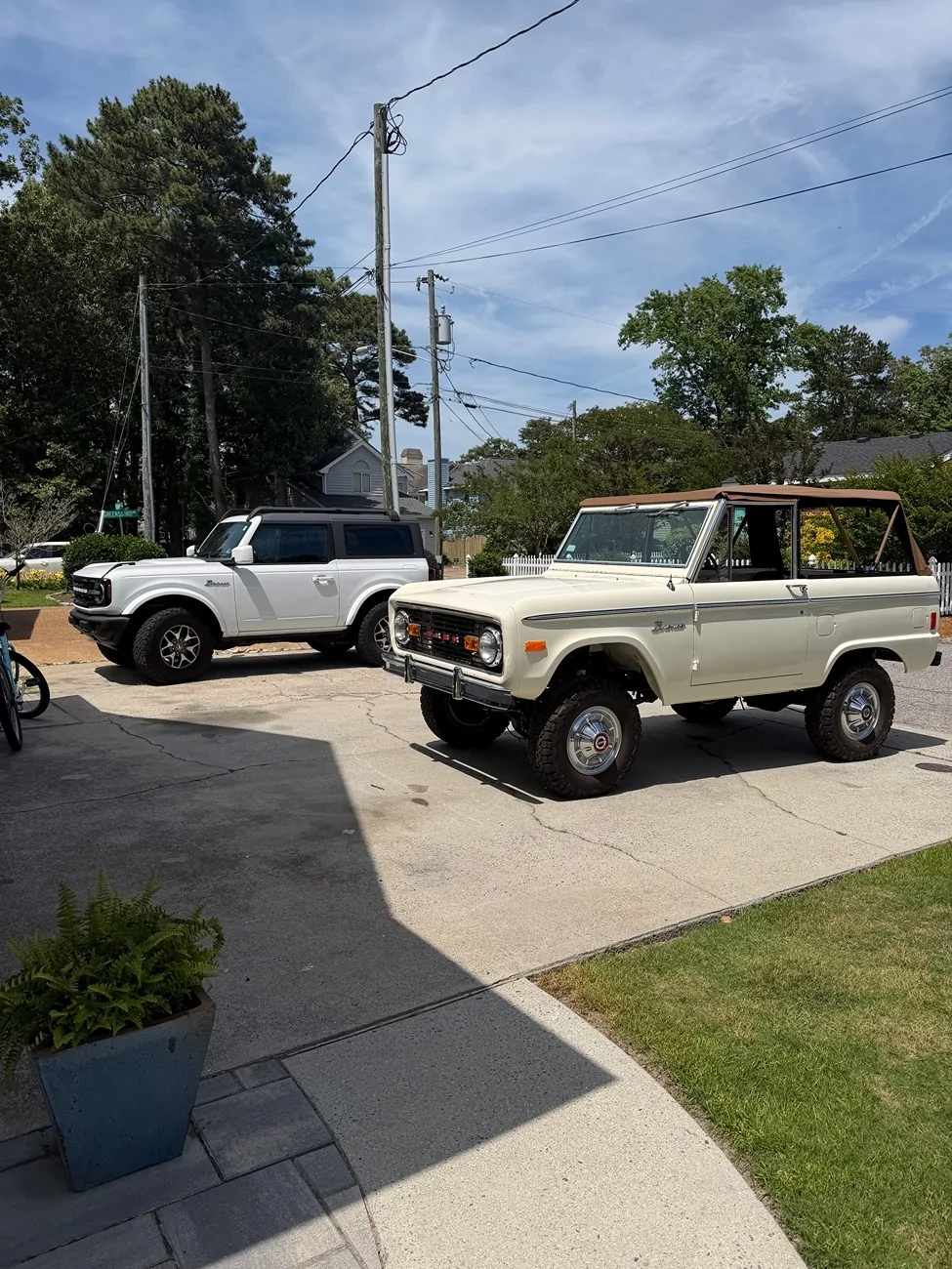 Ford Bronco Pics of your 2dr next to other cool 2drs IMG_3823