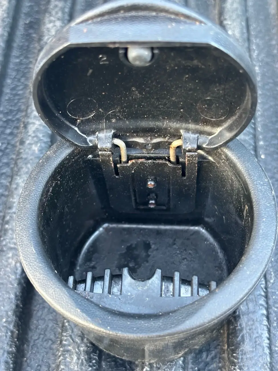 Ford Bronco An ashtray *and* dual cup holders?!  I'm sold! 1785789892324-8k