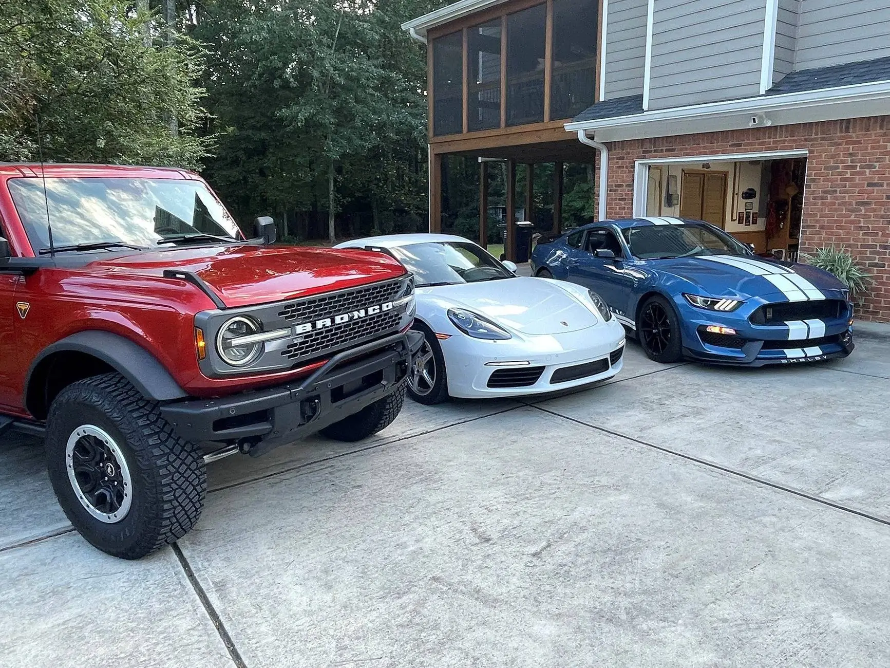 Ford Bronco Pics of your 2dr next to other cool 2drs IMG_0013