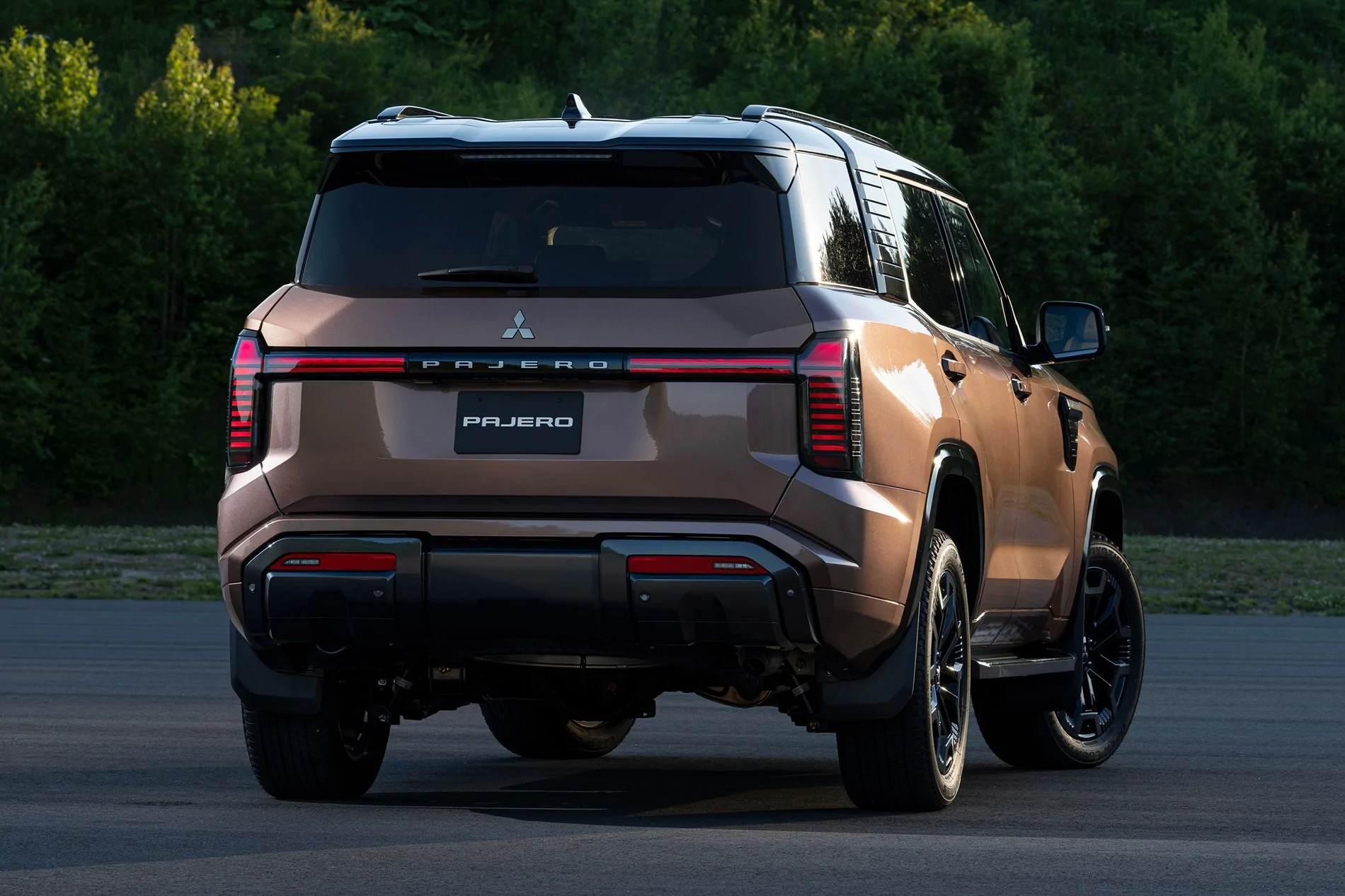 Ford Bronco 2027 Mitsubishi Montero (Pajero) is back 2027-mitsubishi-pajero-reveal-exterior-8 (1)