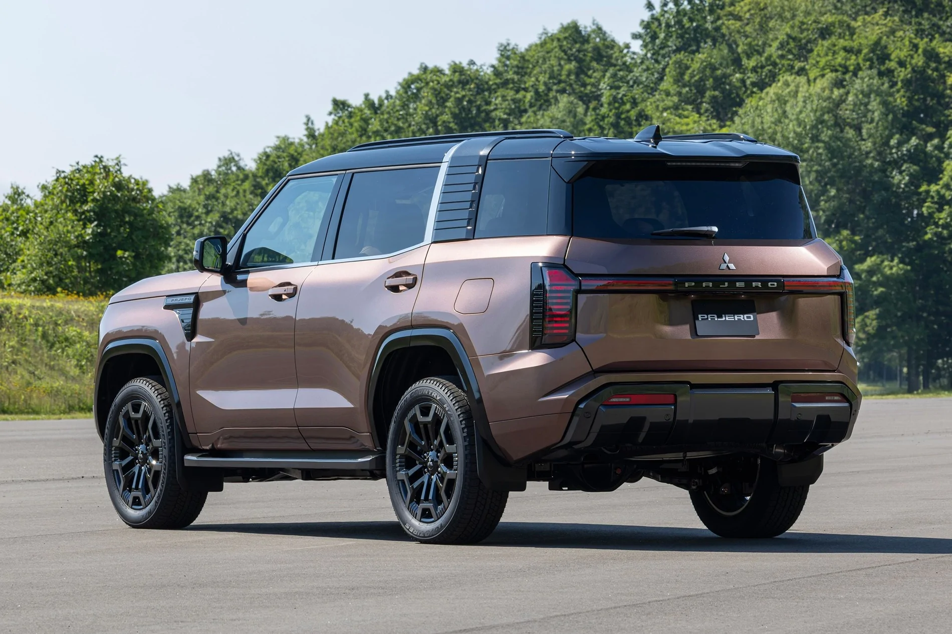 Ford Bronco 2027 Mitsubishi Montero (Pajero) is back 2027-mitsubishi-pajero-reveal-exterior-20