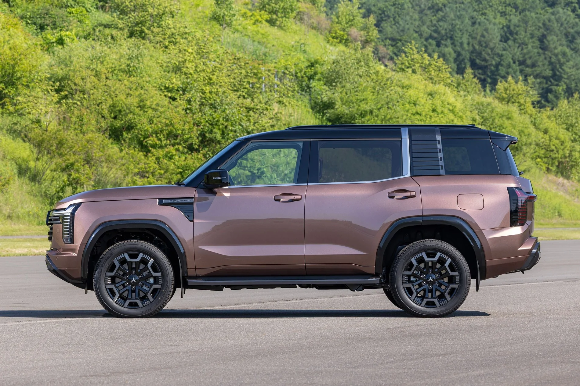 Ford Bronco 2027 Mitsubishi Montero (Pajero) is back 2027-mitsubishi-pajero-reveal-exterior-24