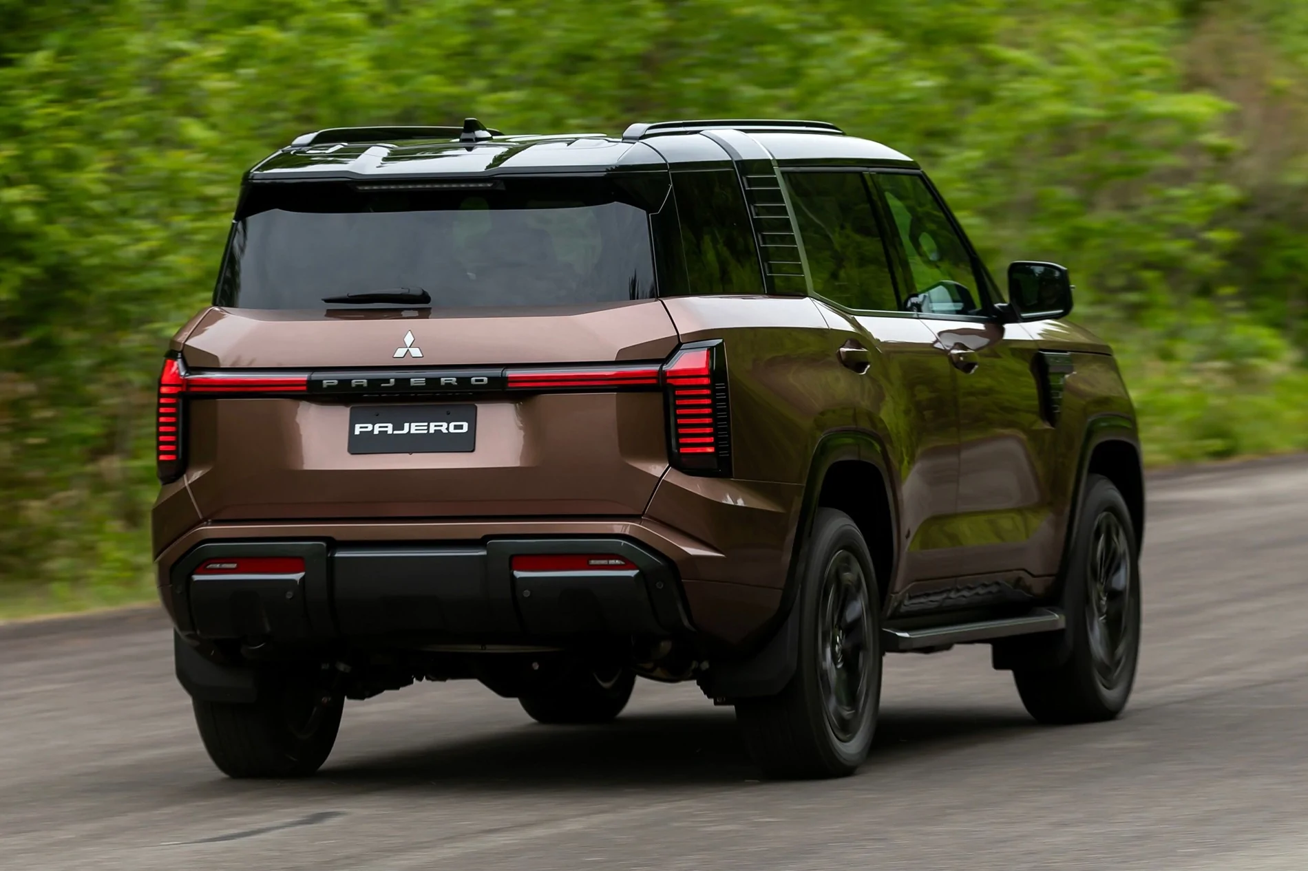 Ford Bronco 2027 Mitsubishi Montero (Pajero) is back 2027-mitsubishi-pajero-reveal-rollers-37