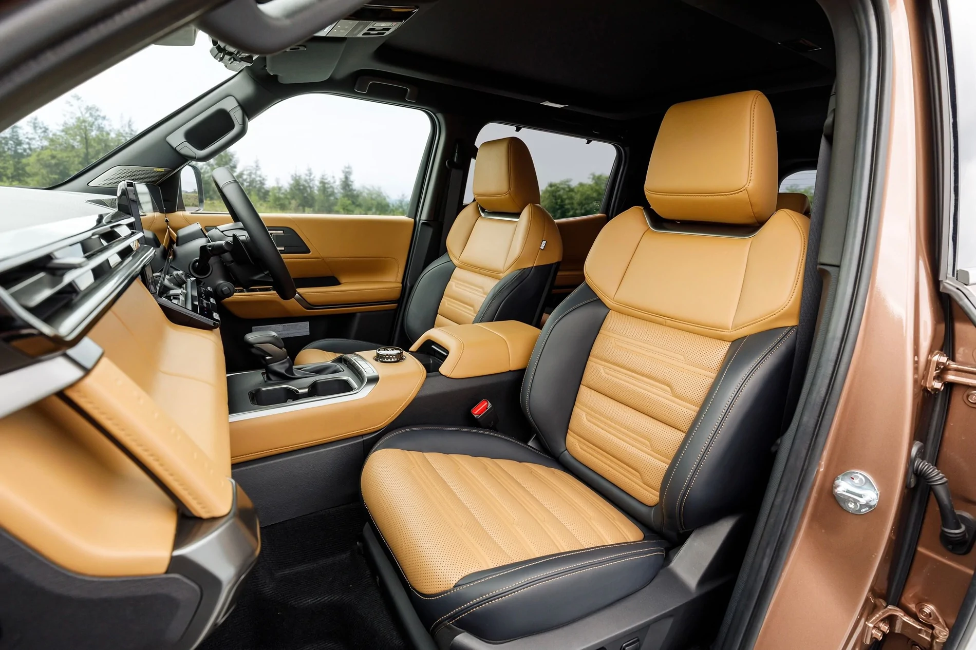 Ford Bronco 2027 Mitsubishi Montero (Pajero) is back 2027-mitsubishi-pajero-reveal-interior-11